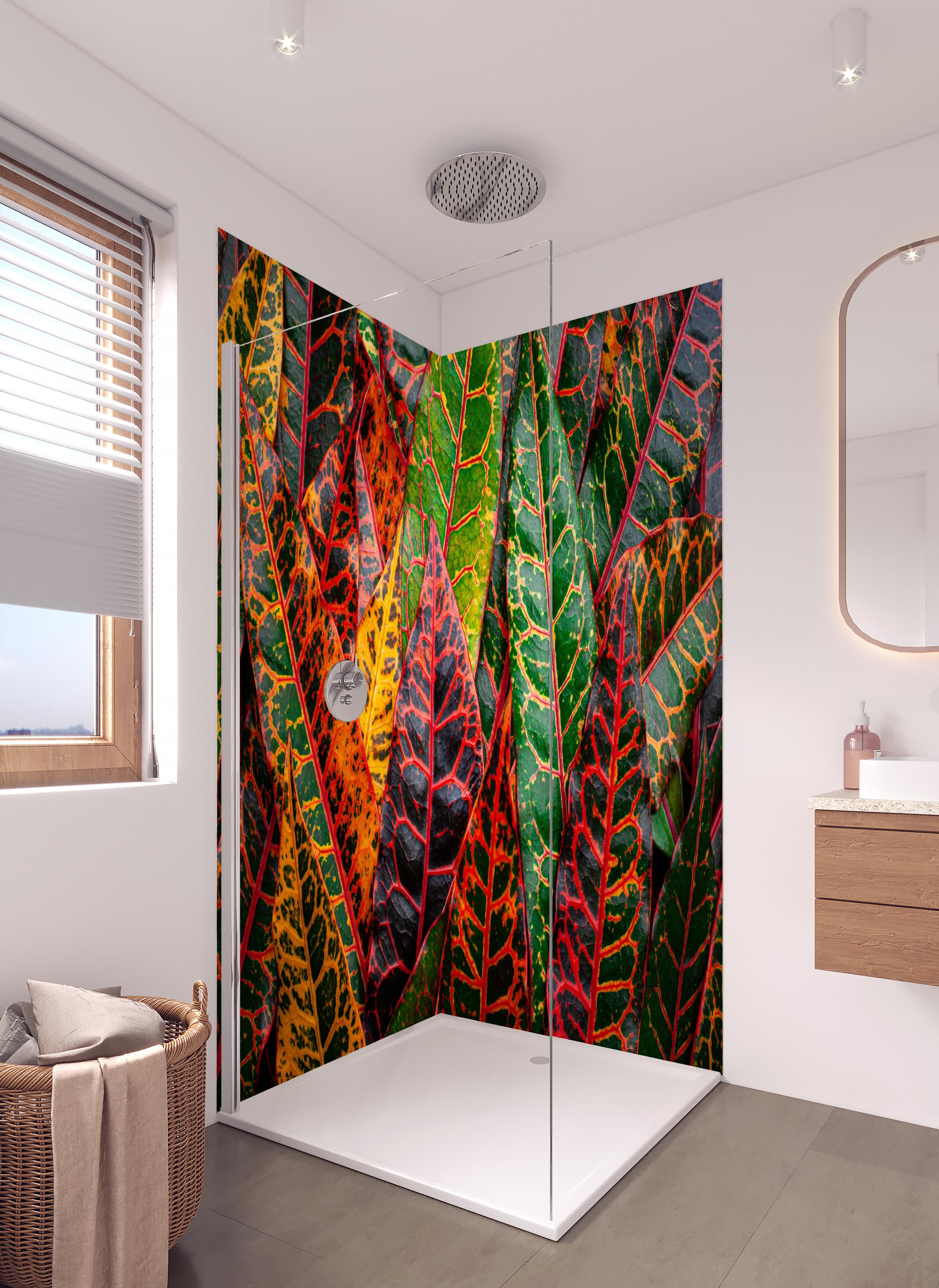 Duschrückwand - Nahaufnahme von einzigartigen bunten Blättern in hellem Badezimmer mit Regenduschkopf - zweiteilige Eck-Duschrückwand