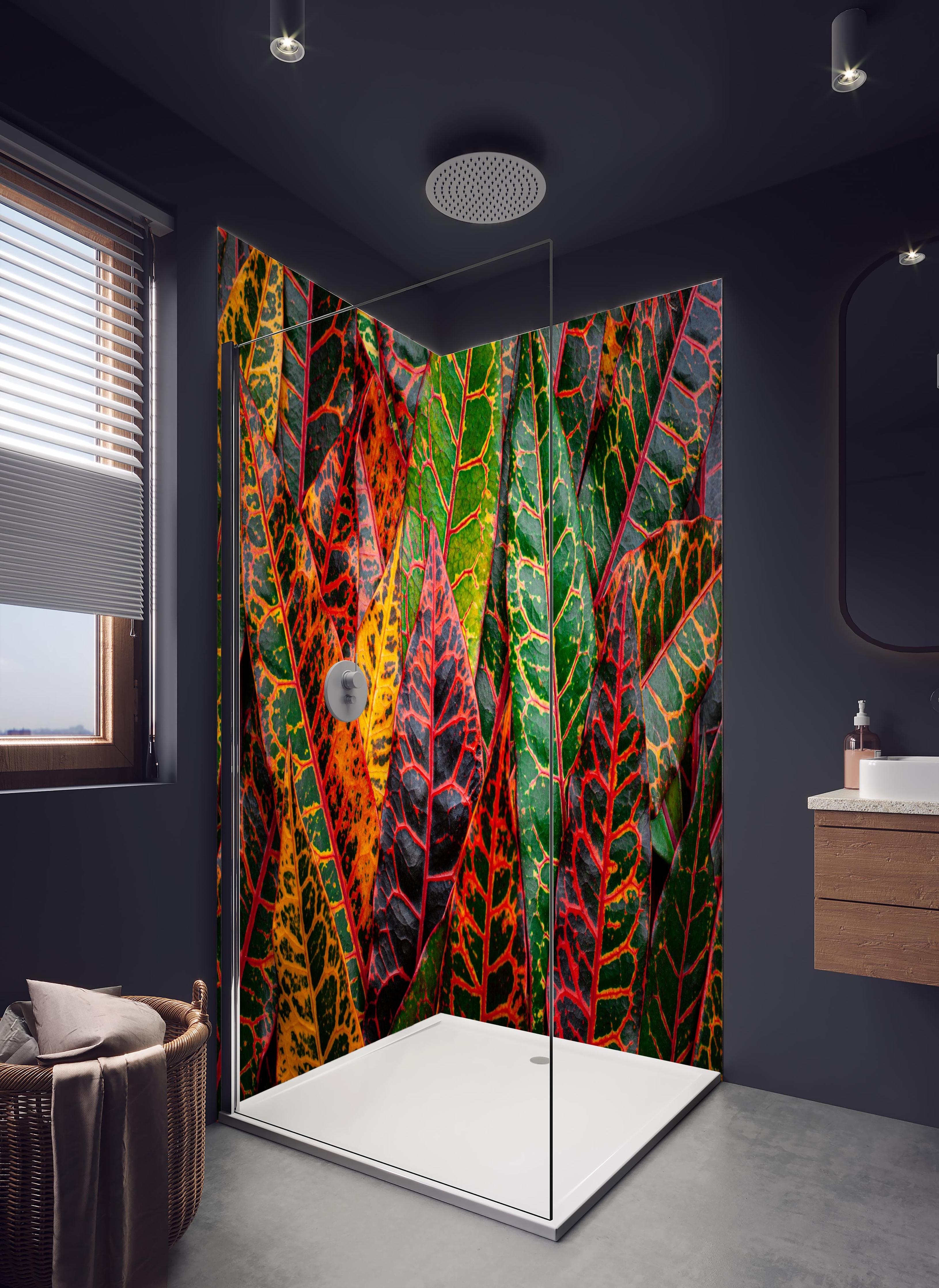 Duschrückwand - Nahaufnahme von einzigartigen bunten Blättern in hellem Badezimmer mit Regenduschkopf - zweiteilige Eck-Duschrückwand