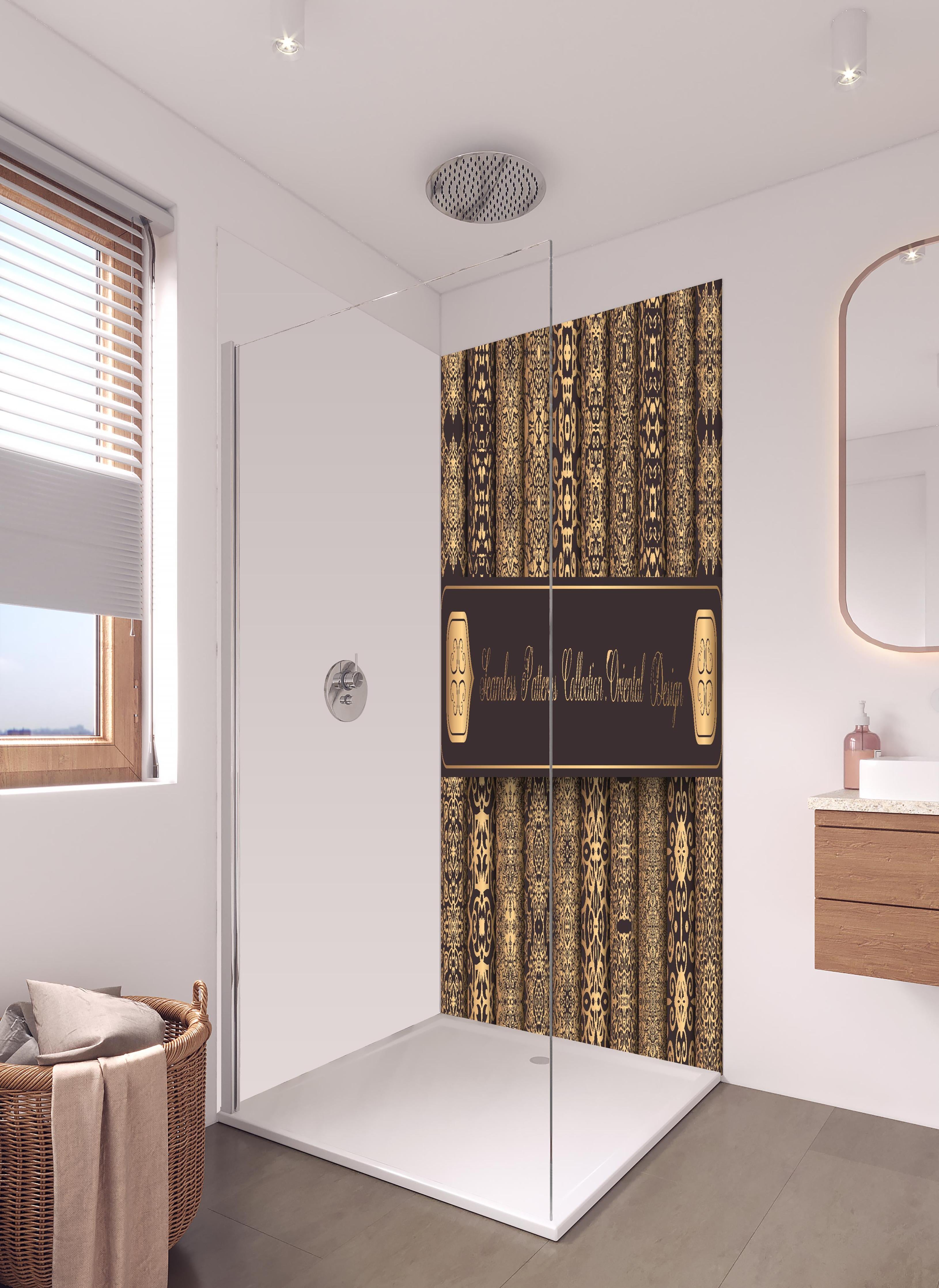 Duschrückwand - Nahtlose Muster mit goldenen Ornamenten in hellem Badezimmer mit Regenduschkopf - zweiteilige Eck-Duschrückwand