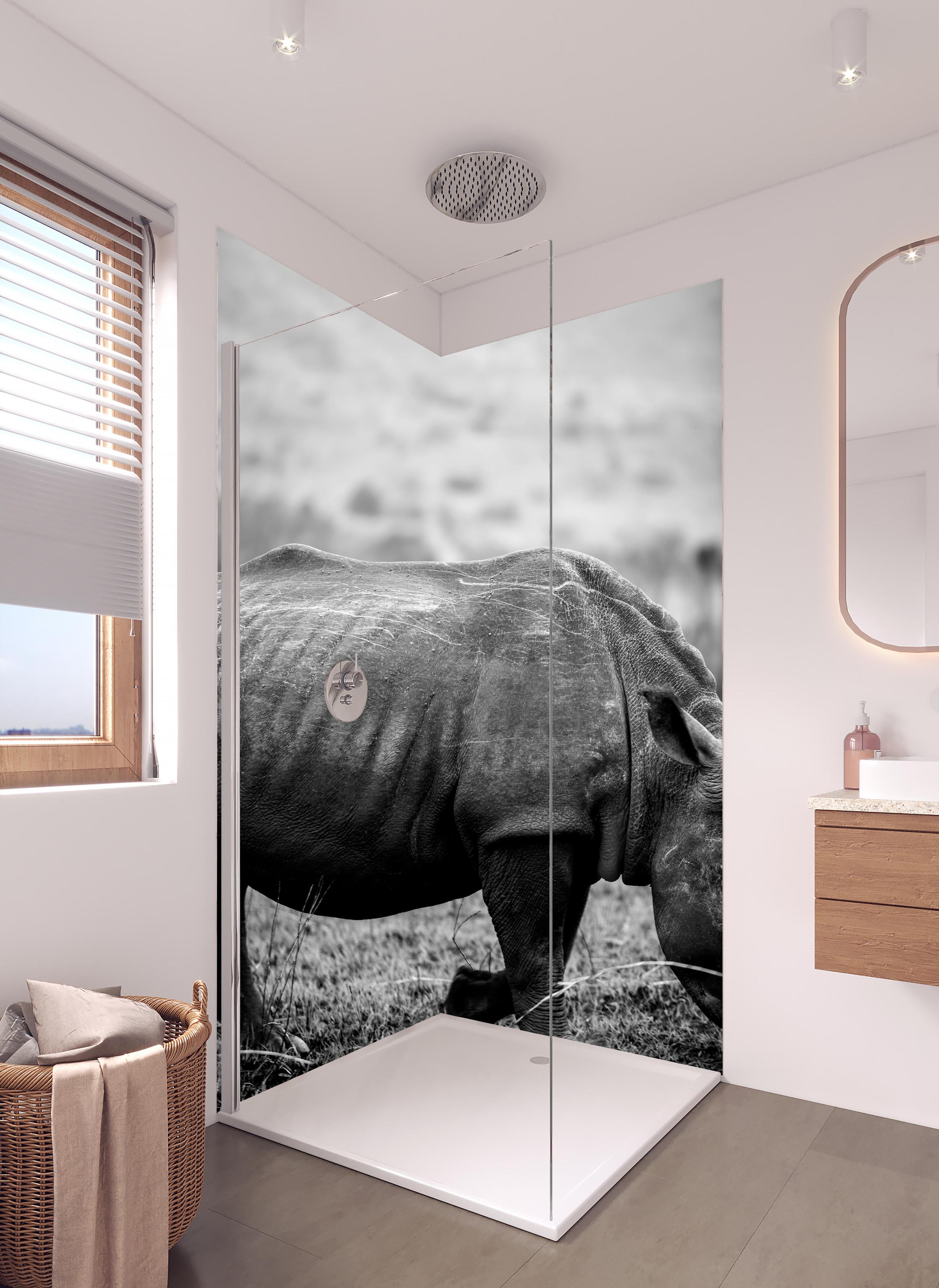 Duschrückwand - Nashorn - schwarz-weiß in hellem Badezimmer mit Regenduschkopf - zweiteilige Eck-Duschrückwand
