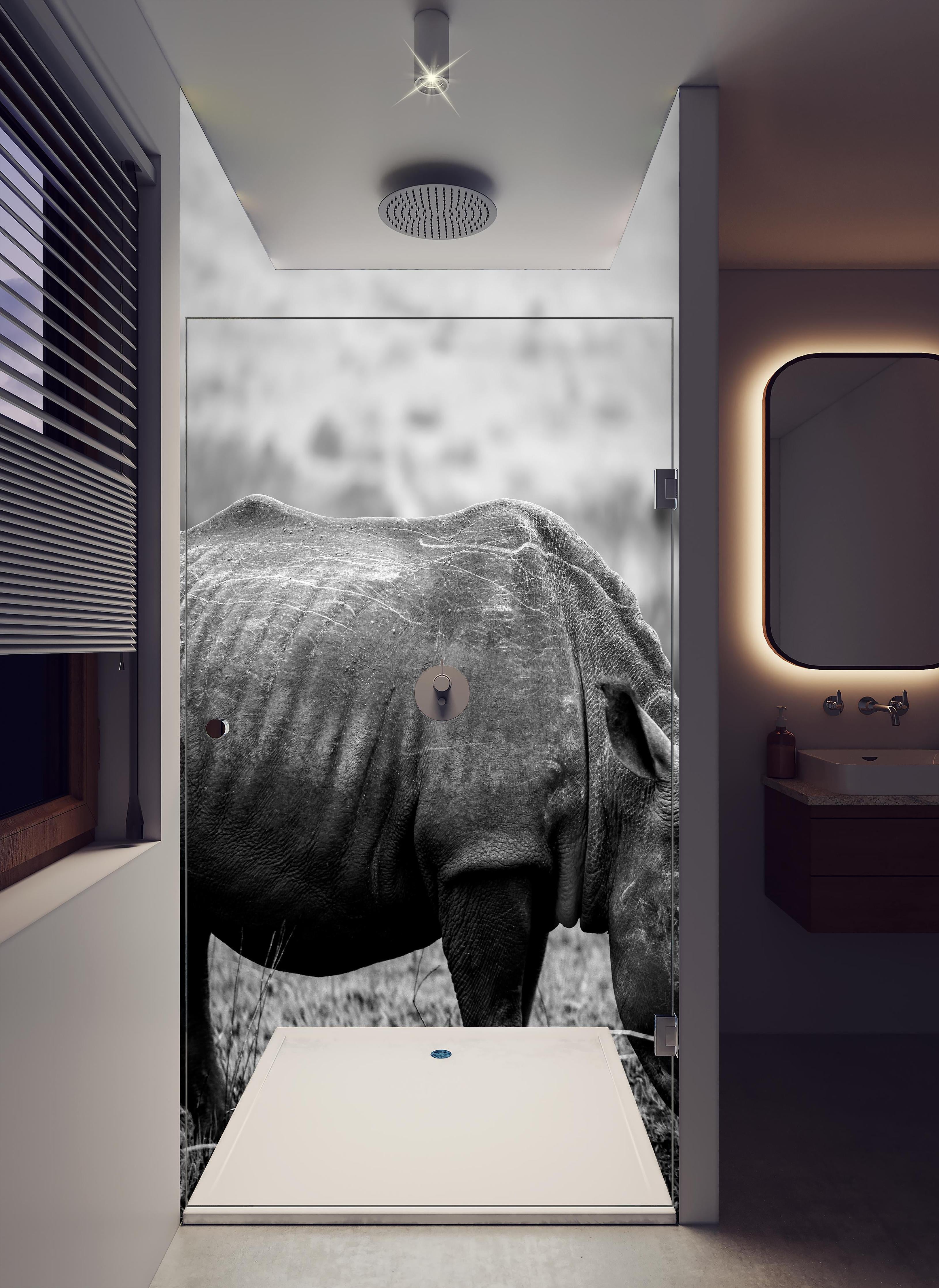 Duschrückwand - Nashorn - schwarz-weiß in hellem Badezimmer mit Regenduschkopf - zweiteilige Eck-Duschrückwand