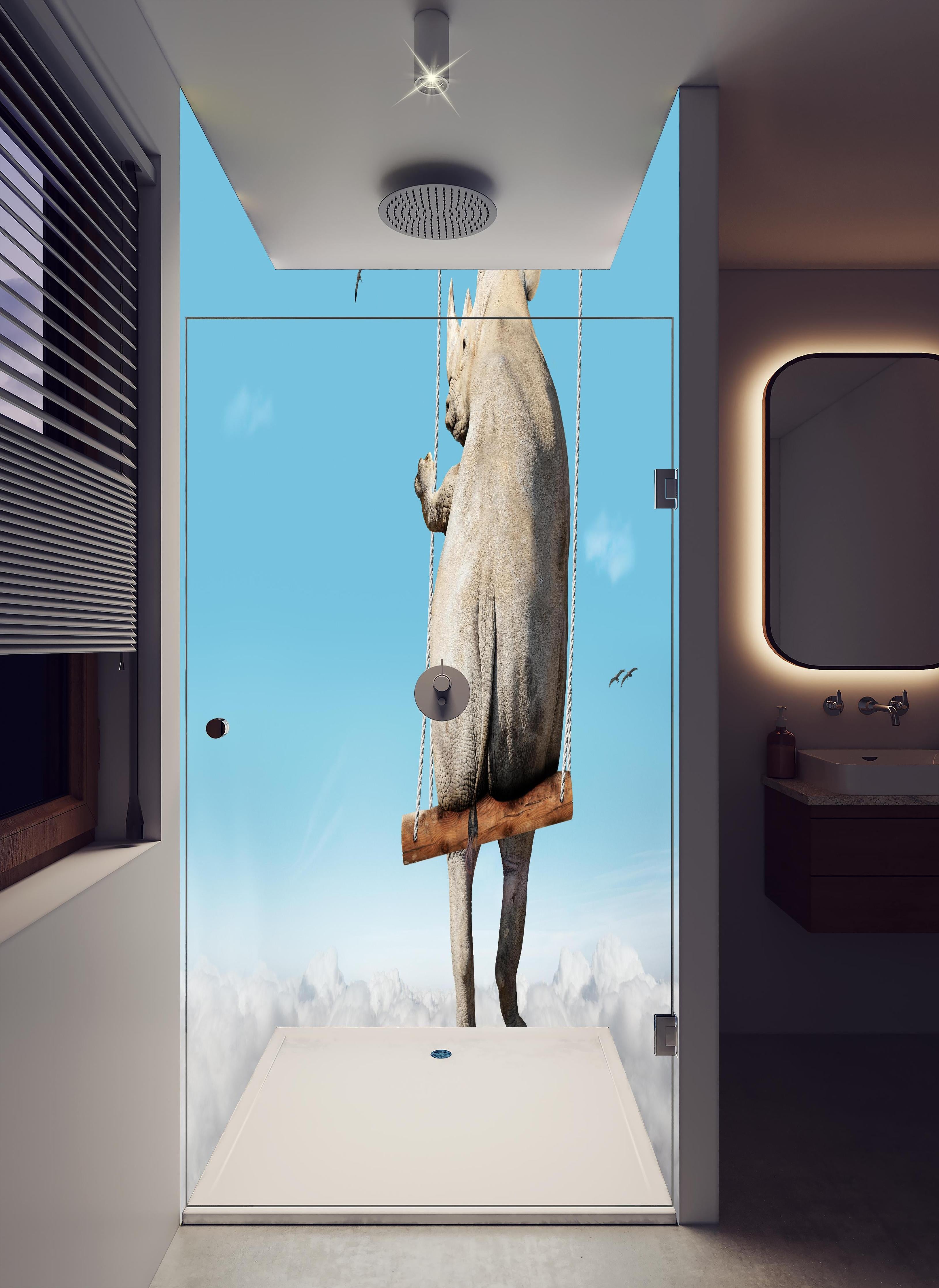 Duschrückwand - Nashorn schaukelt über den Wolken in hellem Badezimmer mit Regenduschkopf - zweiteilige Eck-Duschrückwand