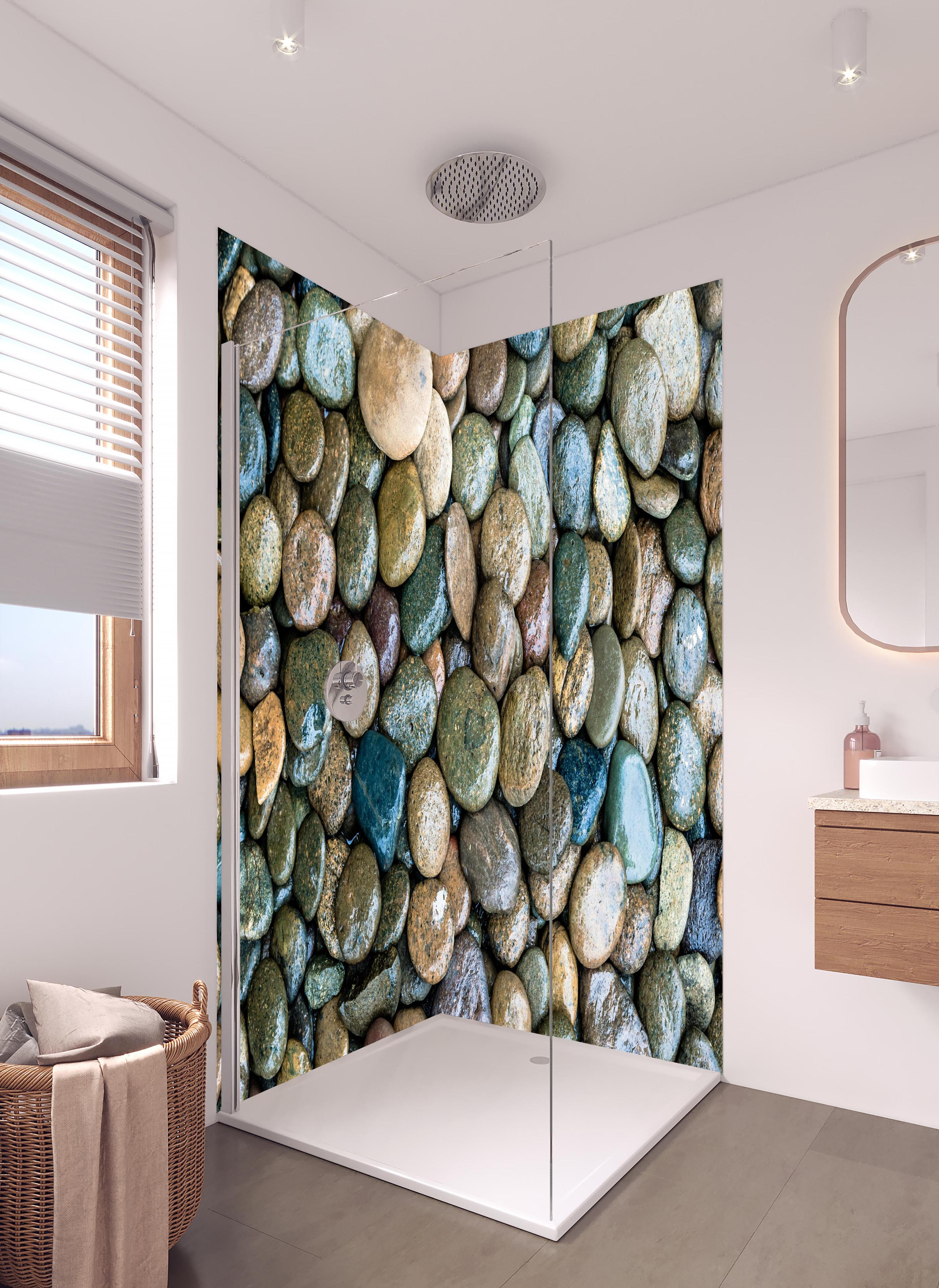Duschrückwand - Nasse Steine in hellem Badezimmer mit Regenduschkopf - zweiteilige Eck-Duschrückwand