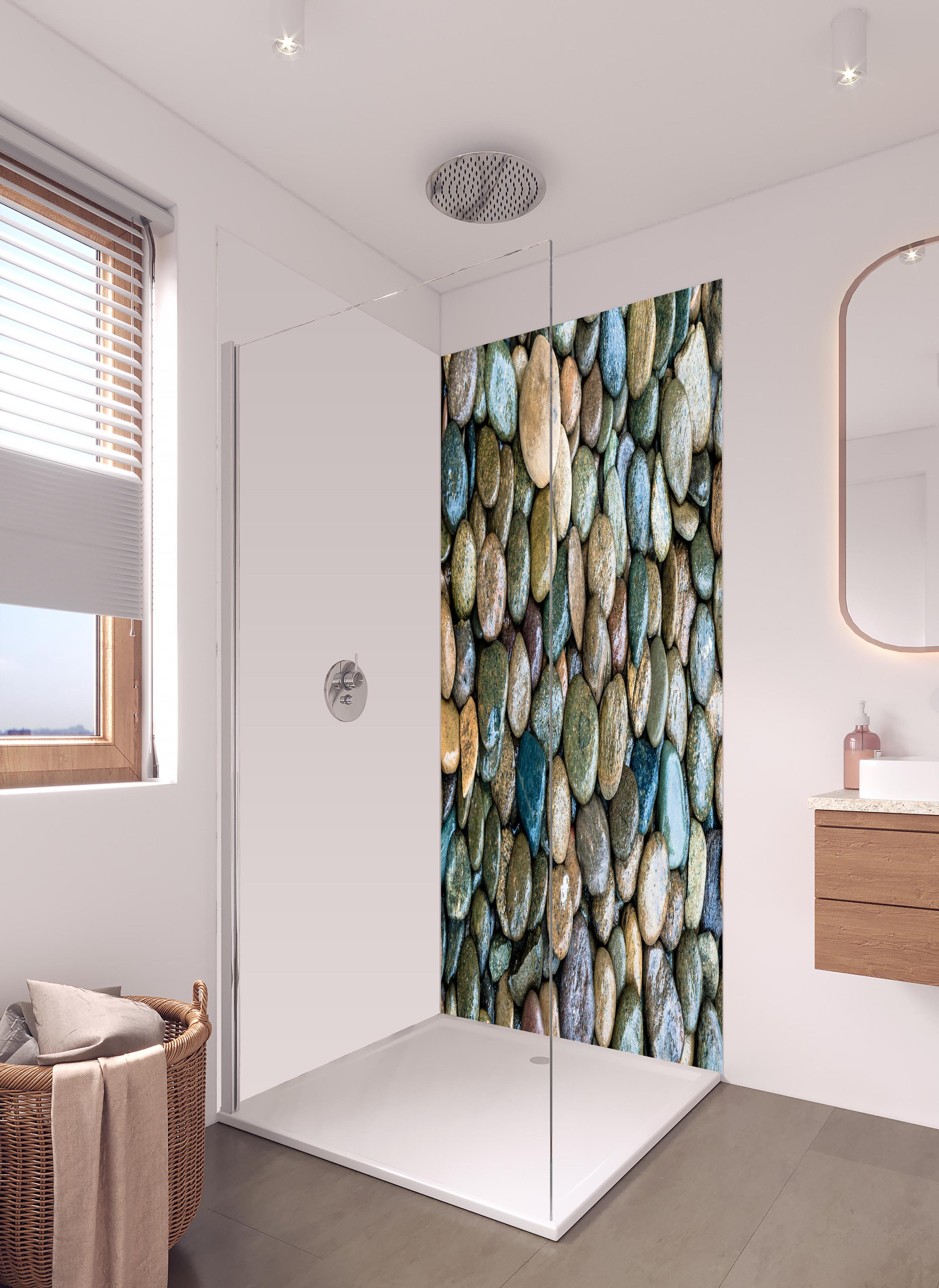 Duschrückwand - Nasse Steine in hellem Badezimmer mit Regenduschkopf - zweiteilige Eck-Duschrückwand