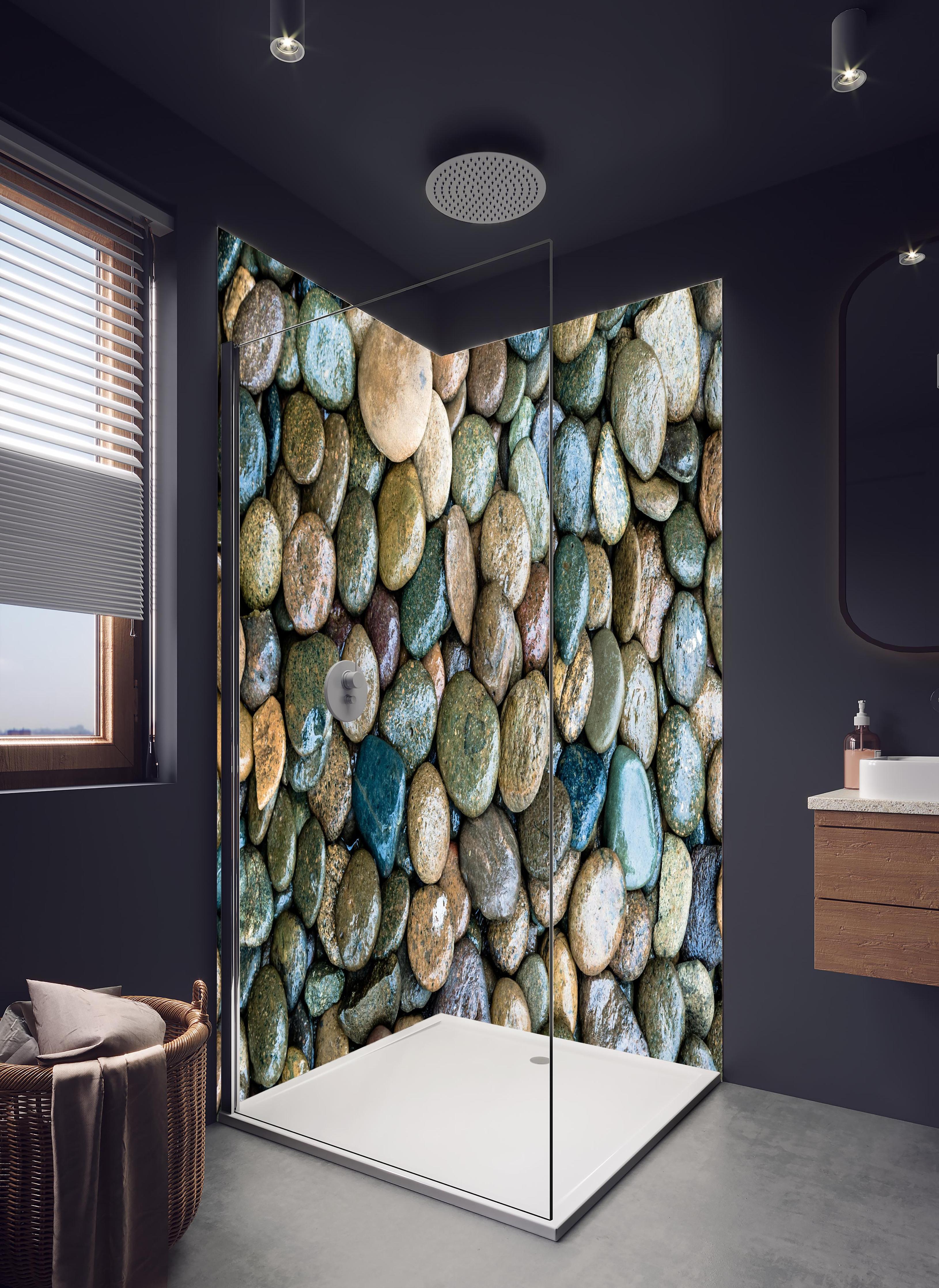 Duschrückwand - Nasse Steine in hellem Badezimmer mit Regenduschkopf - zweiteilige Eck-Duschrückwand