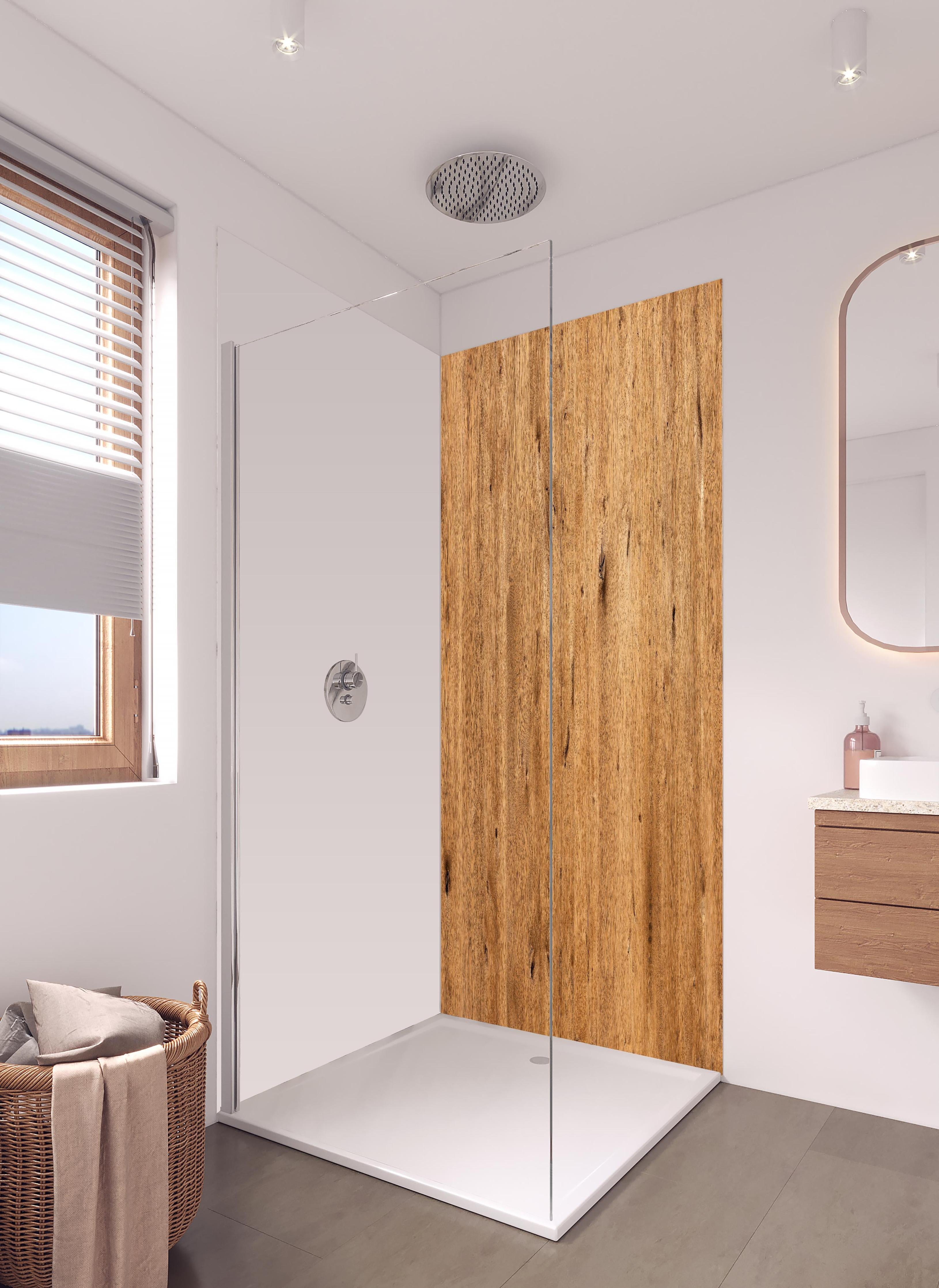 Duschrückwand - Natürliche Eichenholz-Struktur in hellem Badezimmer mit Regenduschkopf - zweiteilige Eck-Duschrückwand