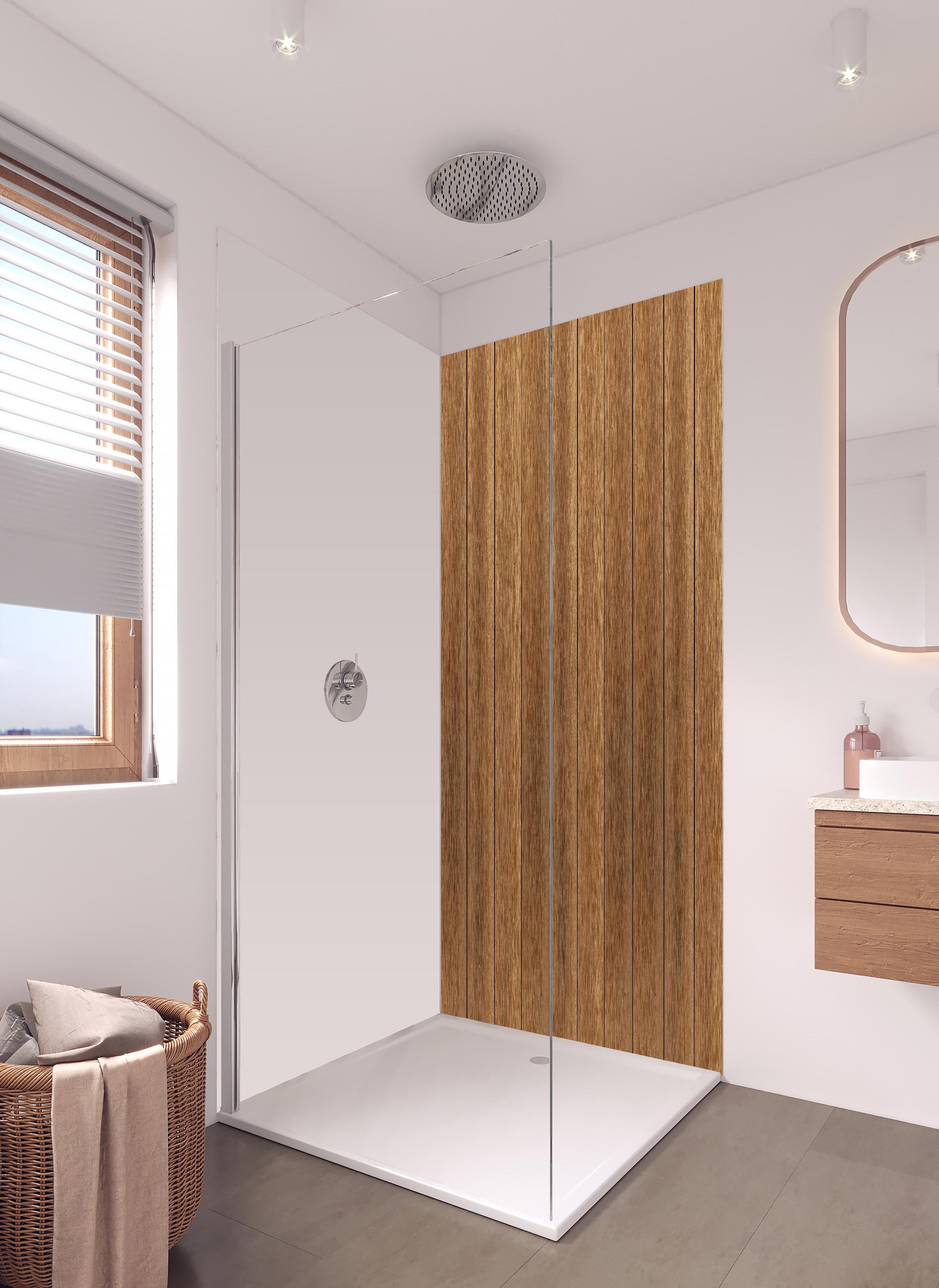 Duschrückwand - Natürliche satte bräunliche Holzplanken in hellem Badezimmer mit Regenduschkopf - zweiteilige Eck-Duschrückwand