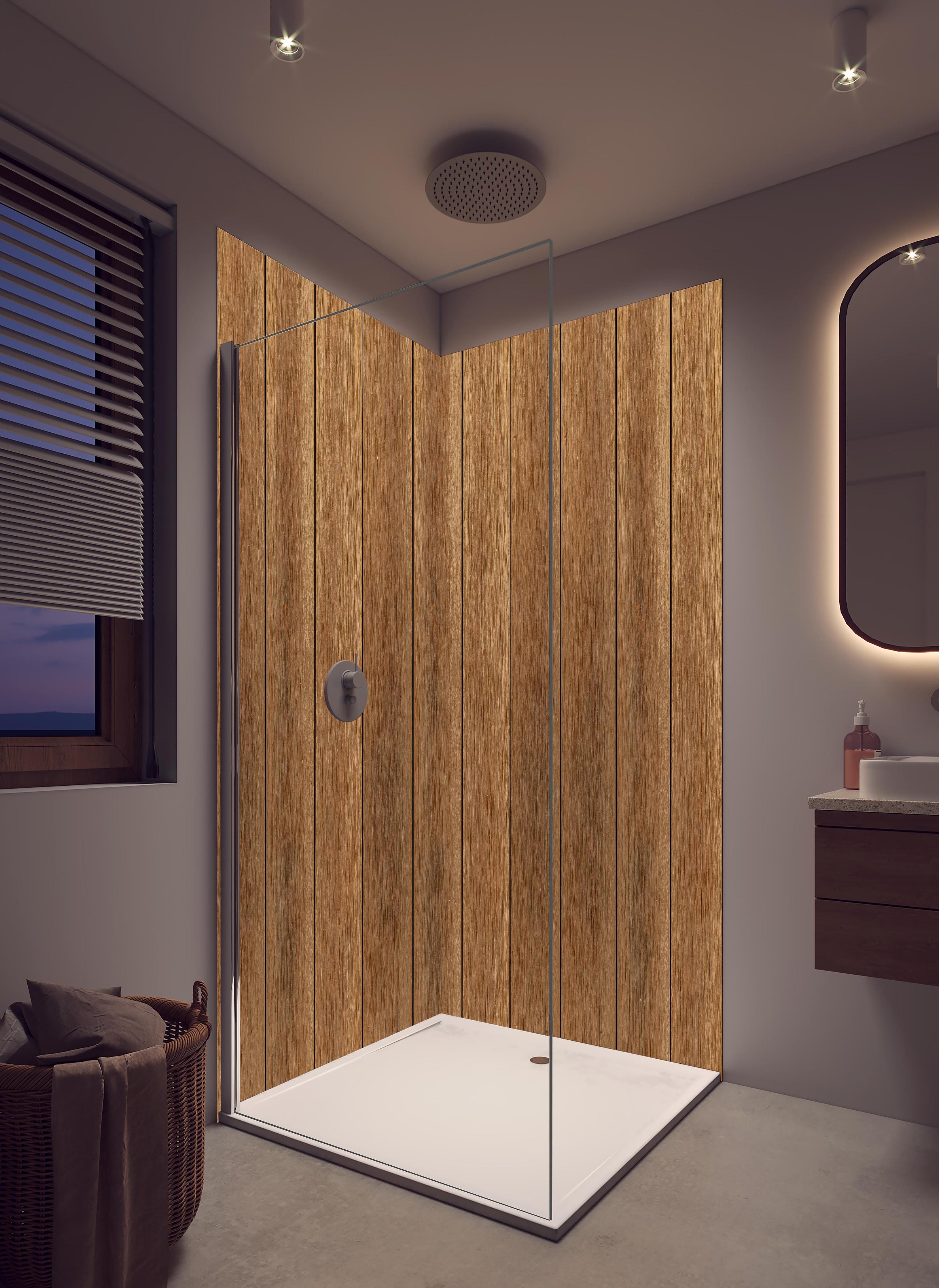 Duschrückwand - Natürliche satte bräunliche Holzplanken in hellem Badezimmer mit Regenduschkopf - zweiteilige Eck-Duschrückwand