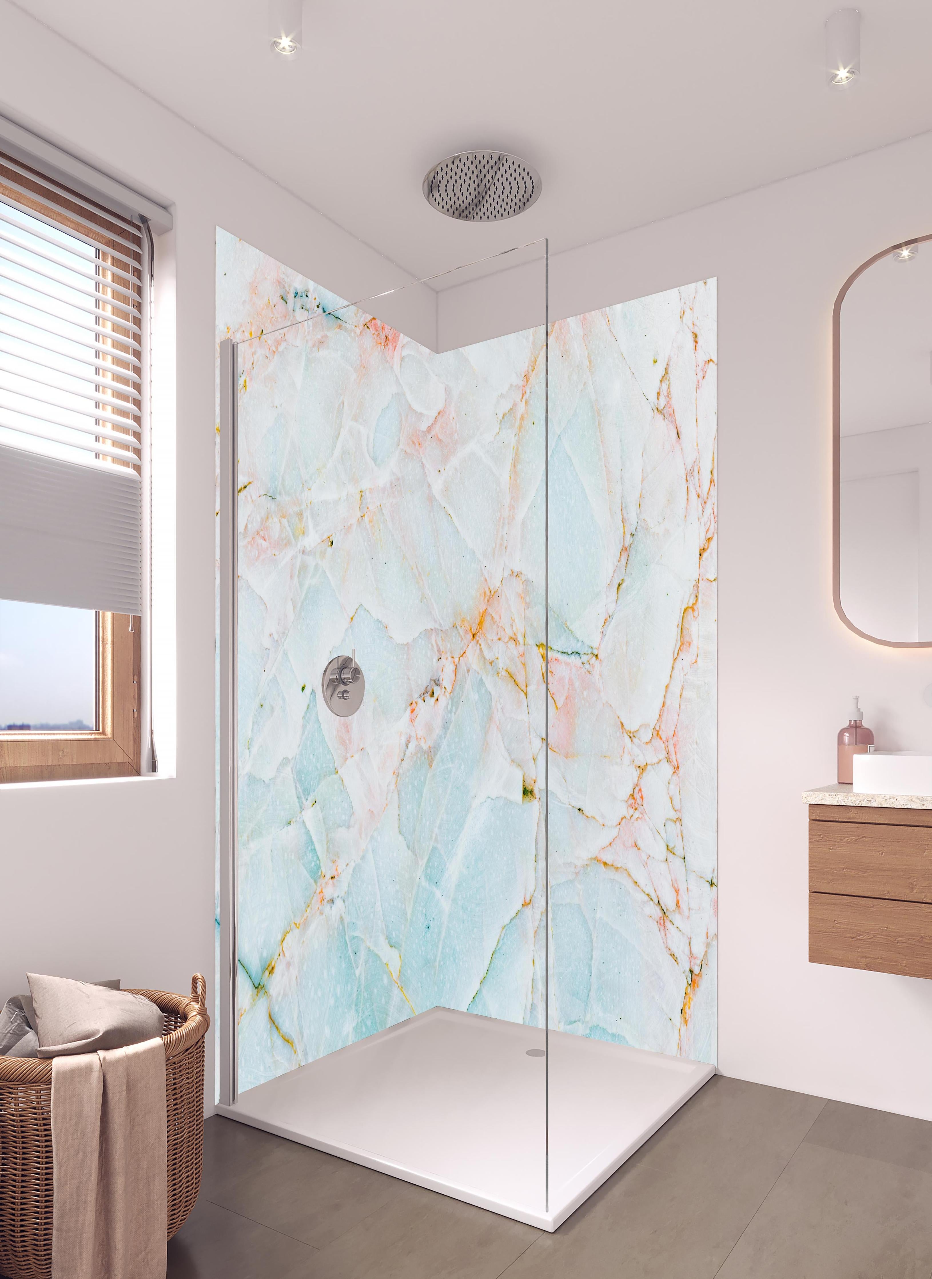 Duschrückwand - Natürlicher bläulicher Marmor in hellem Badezimmer mit Regenduschkopf - zweiteilige Eck-Duschrückwand