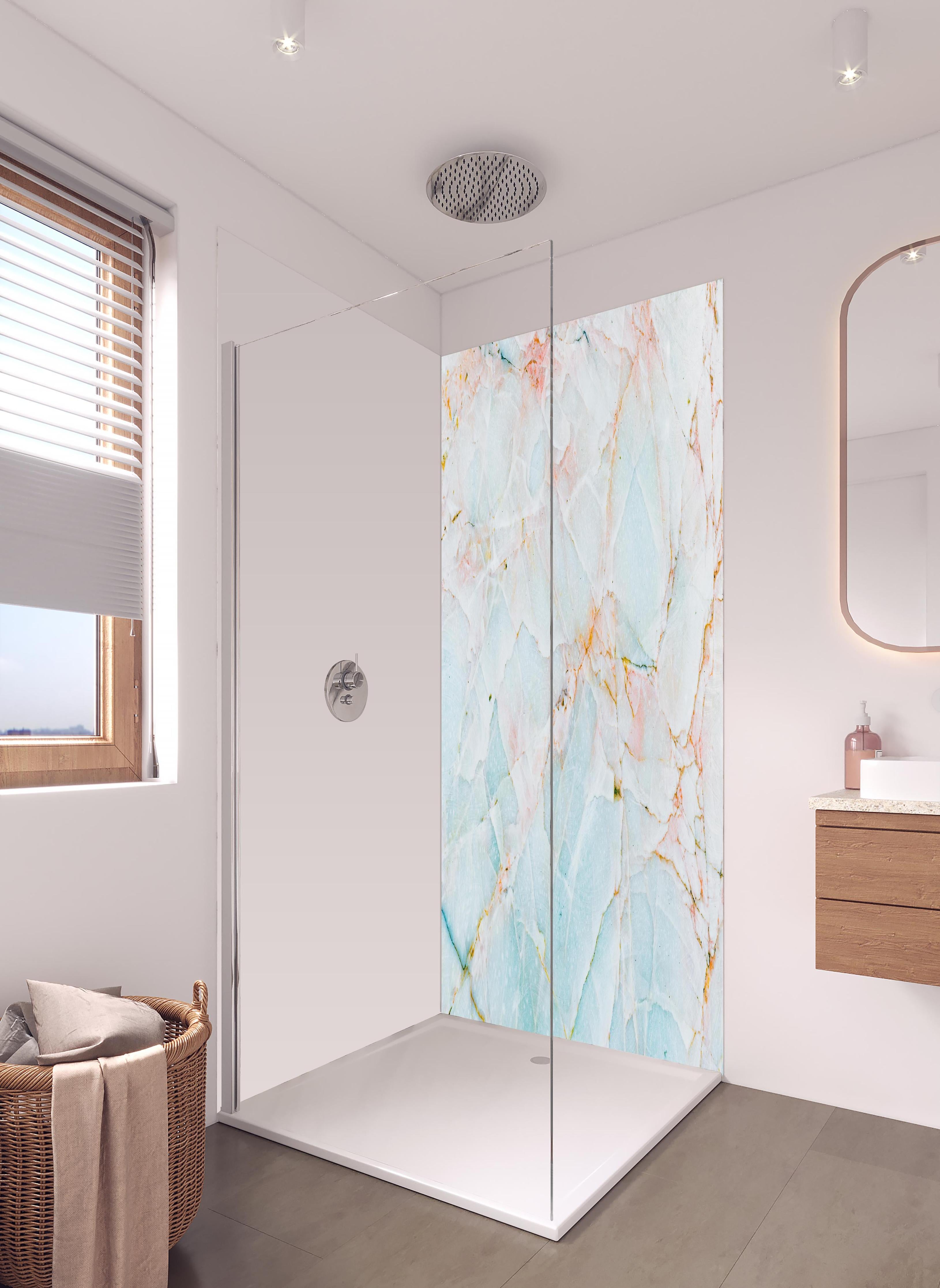 Duschrückwand - Natürlicher bläulicher Marmor in hellem Badezimmer mit Regenduschkopf - zweiteilige Eck-Duschrückwand