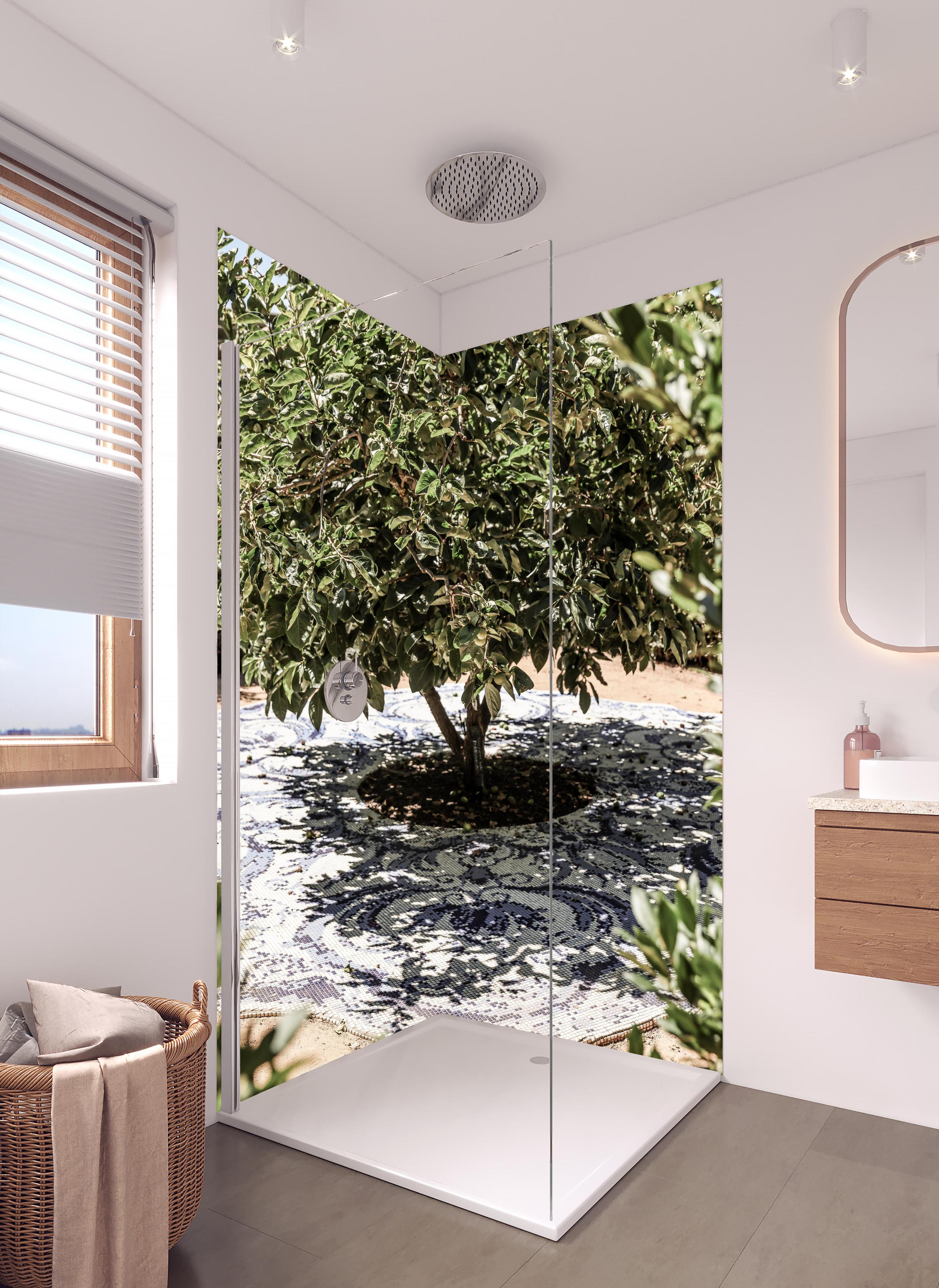 Duschrückwand - Naturmosaik Schatten Baum Sonnenlicht in hellem Badezimmer mit Regenduschkopf - zweiteilige Eck-Duschrückwand