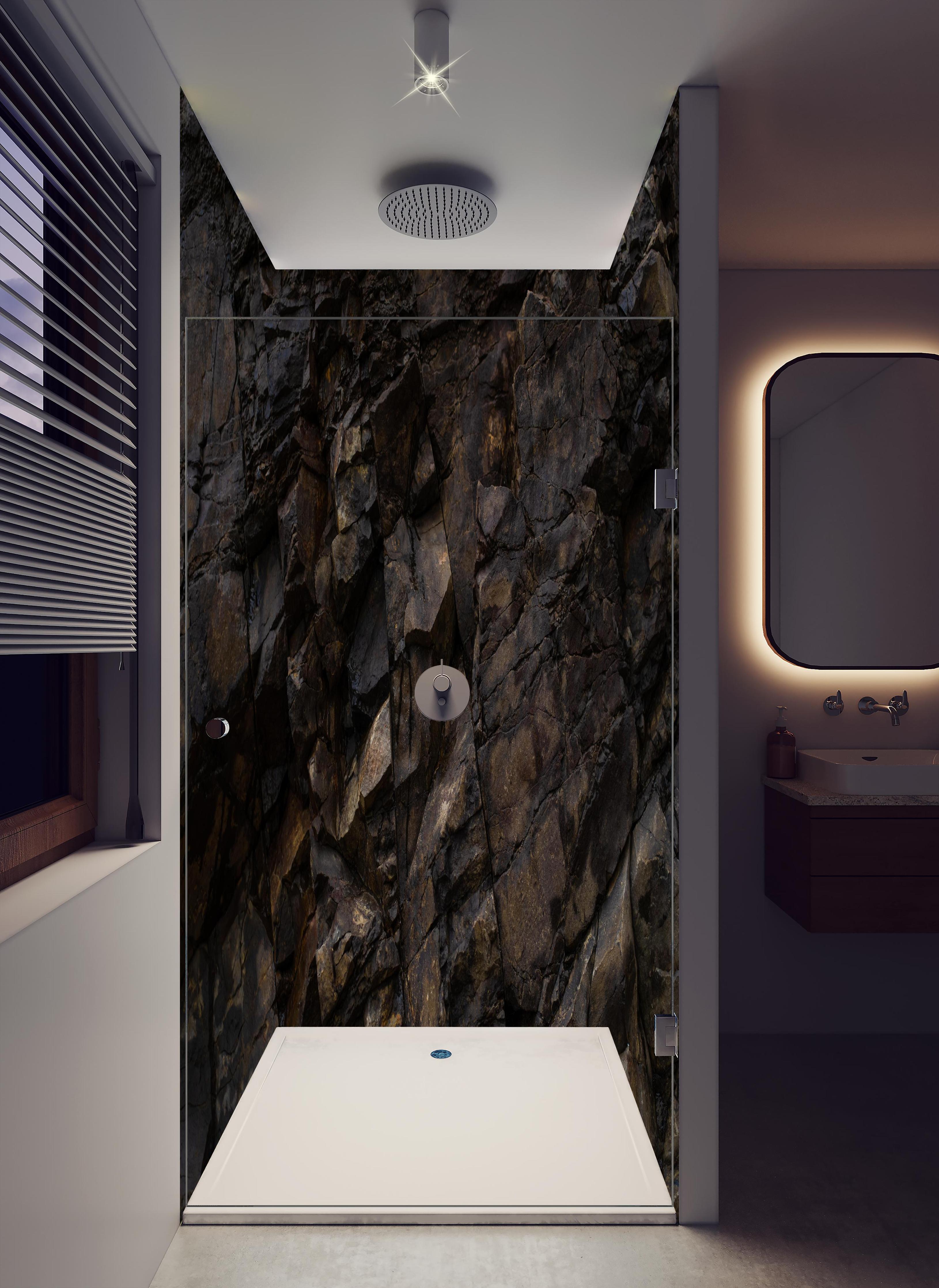 Duschrückwand - Naturstein Muster Dunkle Schieferoptik in hellem Badezimmer mit Regenduschkopf - zweiteilige Eck-Duschrückwand