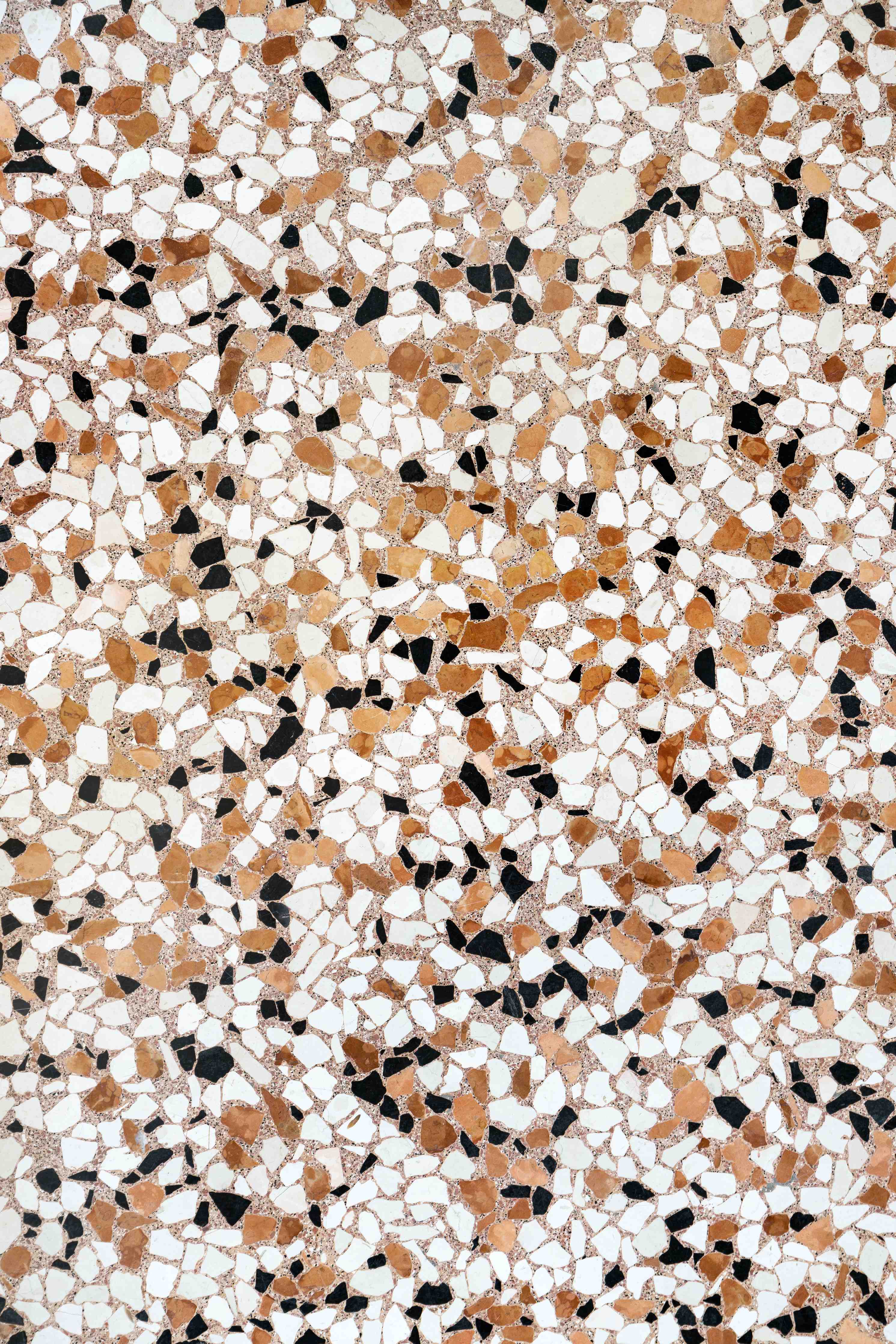 Duschrückwand-Naturstein-Optik mit harmonischen Beige-, Schwarz- und Weißtönen