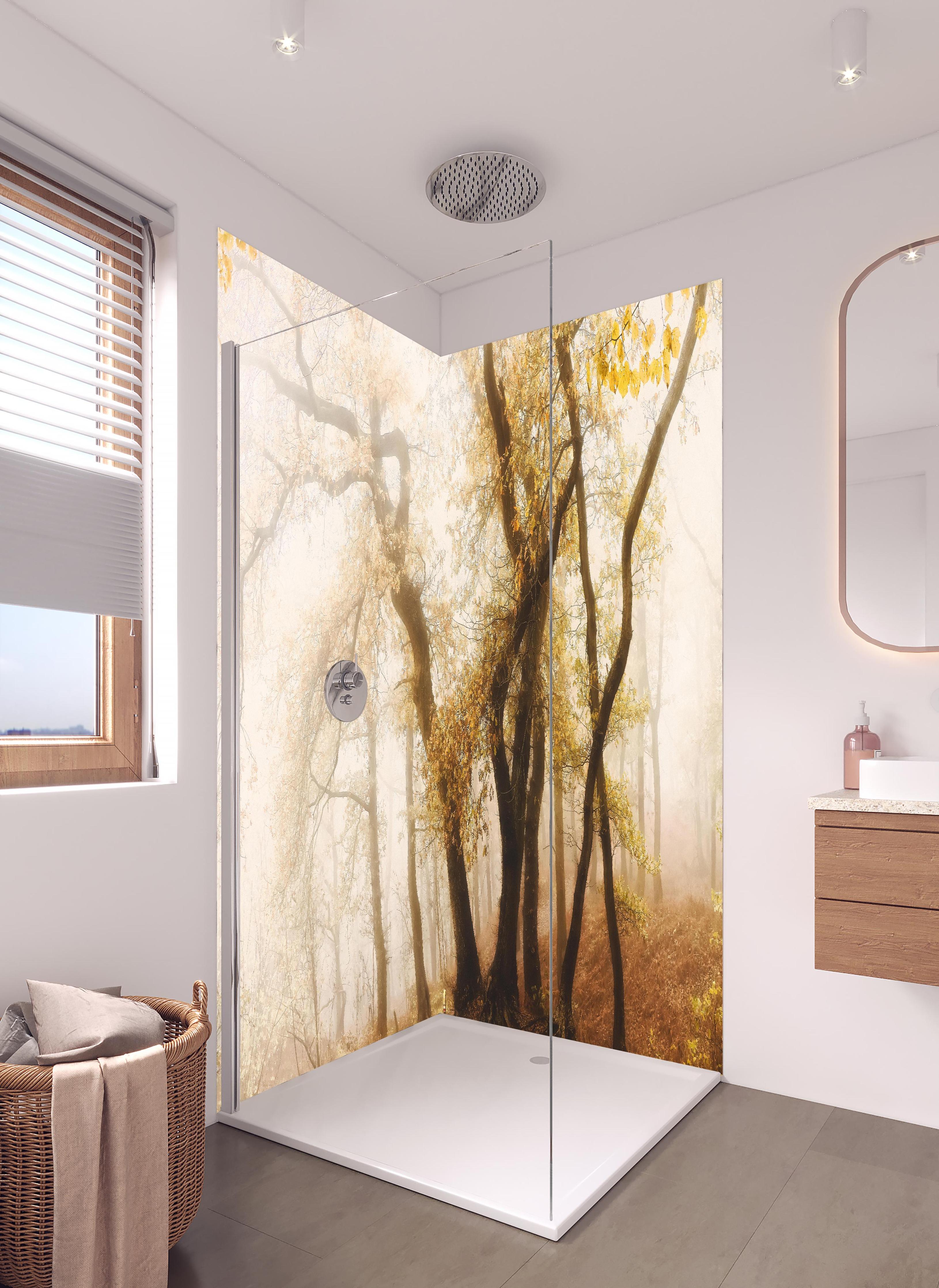 Duschrückwand - Nebeliger Wald im Herbst in hellem Badezimmer mit Regenduschkopf - zweiteilige Eck-Duschrückwand