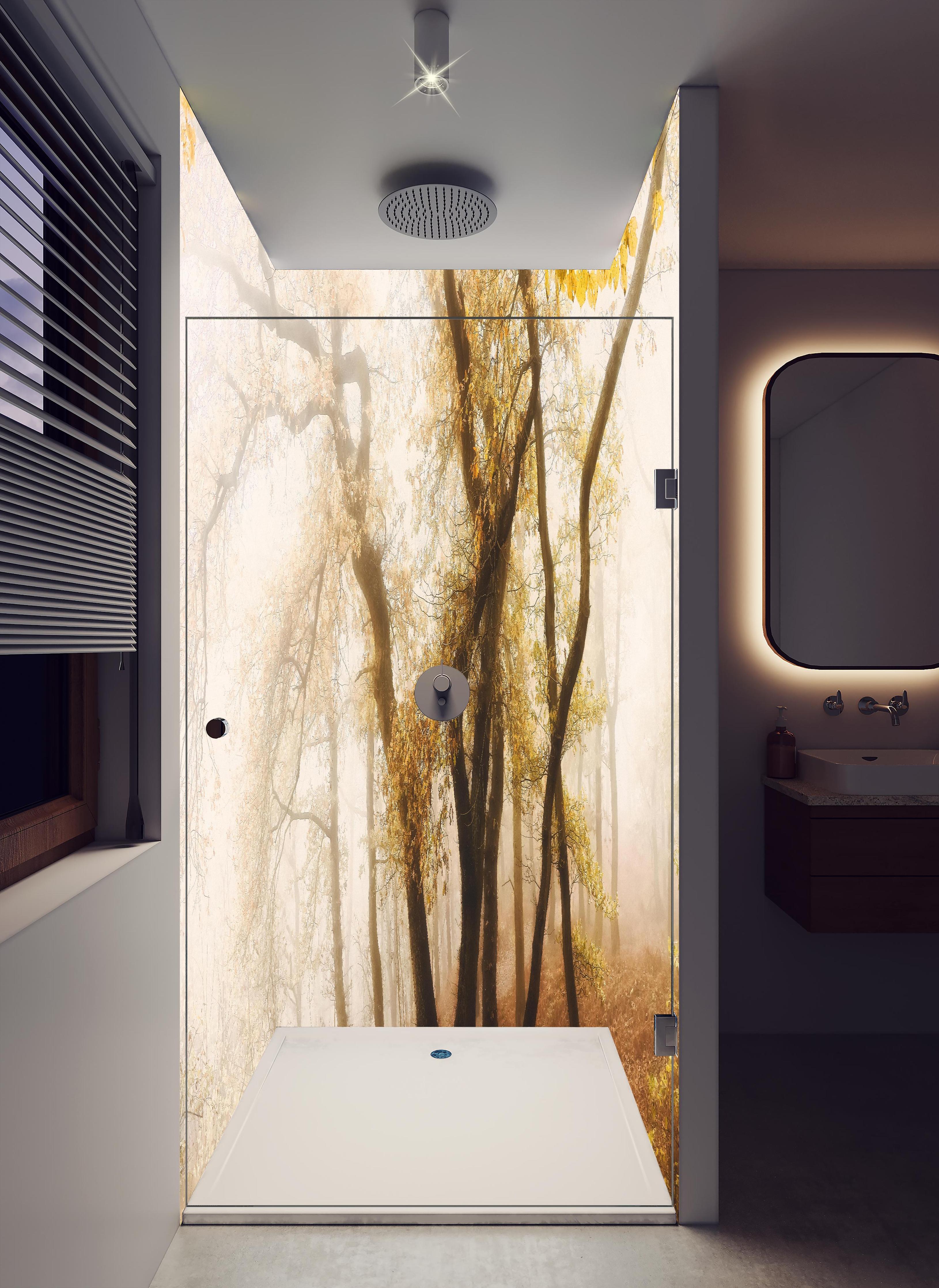 Duschrückwand - Nebeliger Wald im Herbst in hellem Badezimmer mit Regenduschkopf - zweiteilige Eck-Duschrückwand