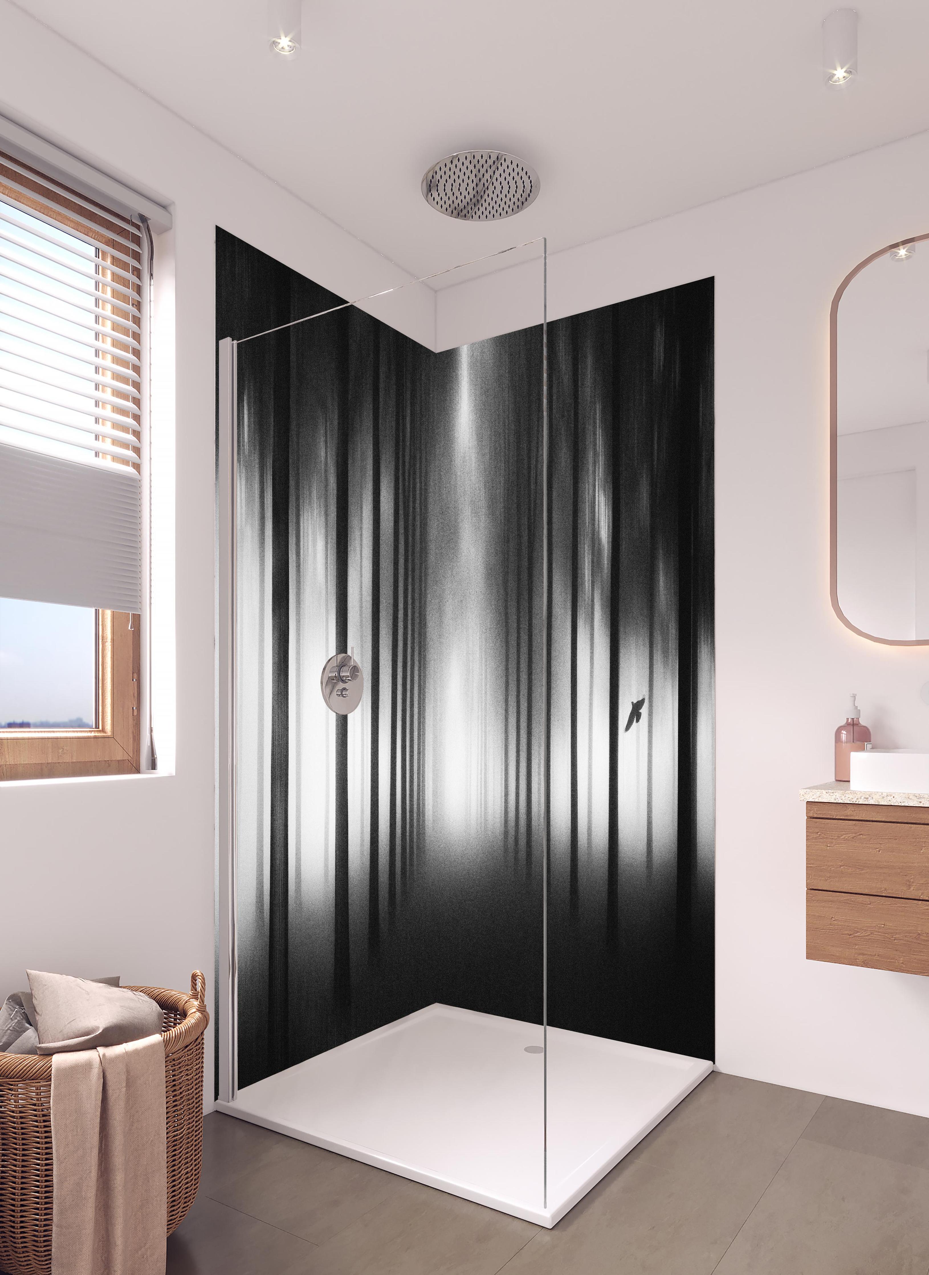 Duschrückwand - Nebeliger, dunkler Wald in hellem Badezimmer mit Regenduschkopf - zweiteilige Eck-Duschrückwand