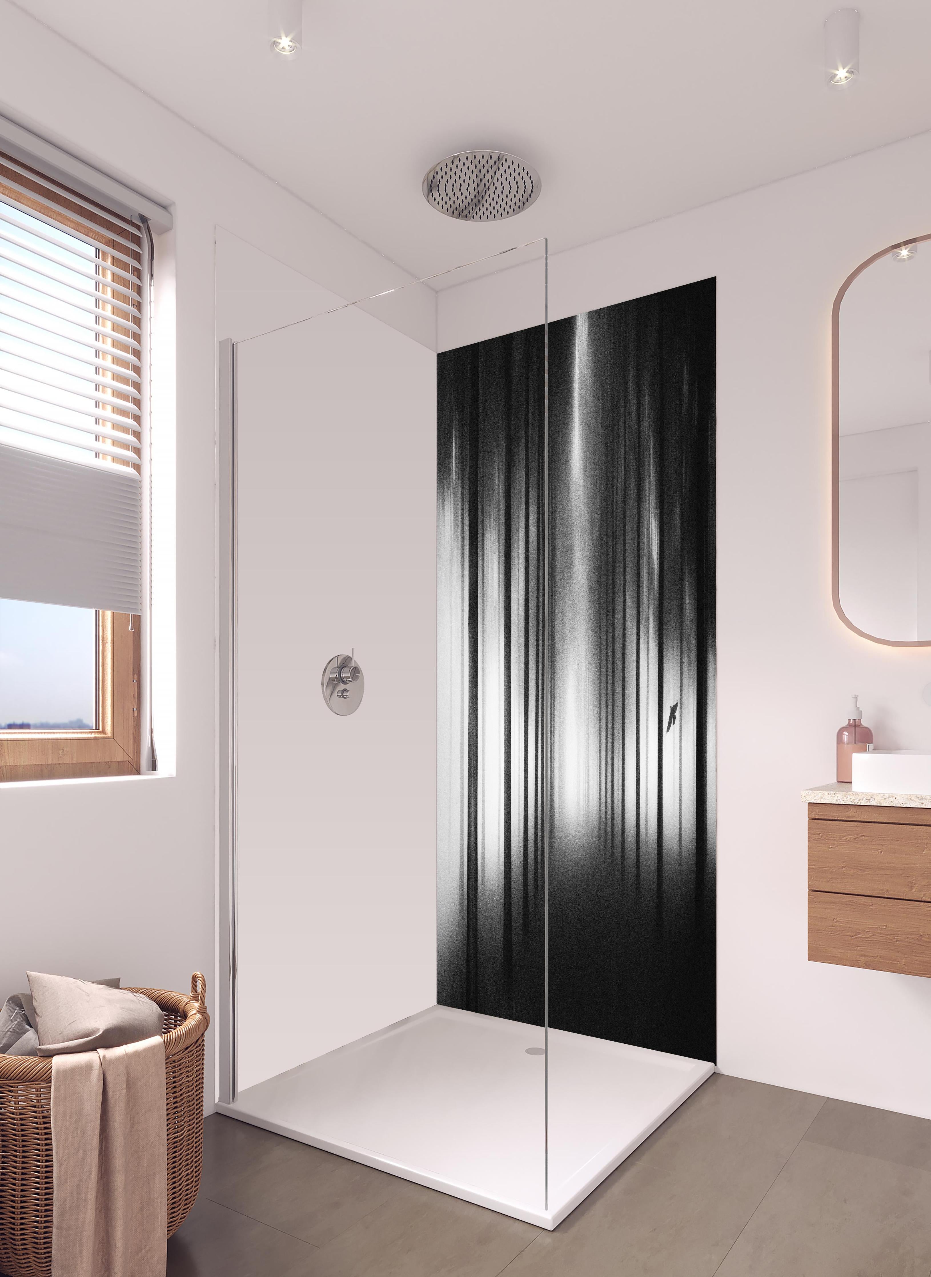 Duschrückwand - Nebeliger, dunkler Wald in hellem Badezimmer mit Regenduschkopf - zweiteilige Eck-Duschrückwand