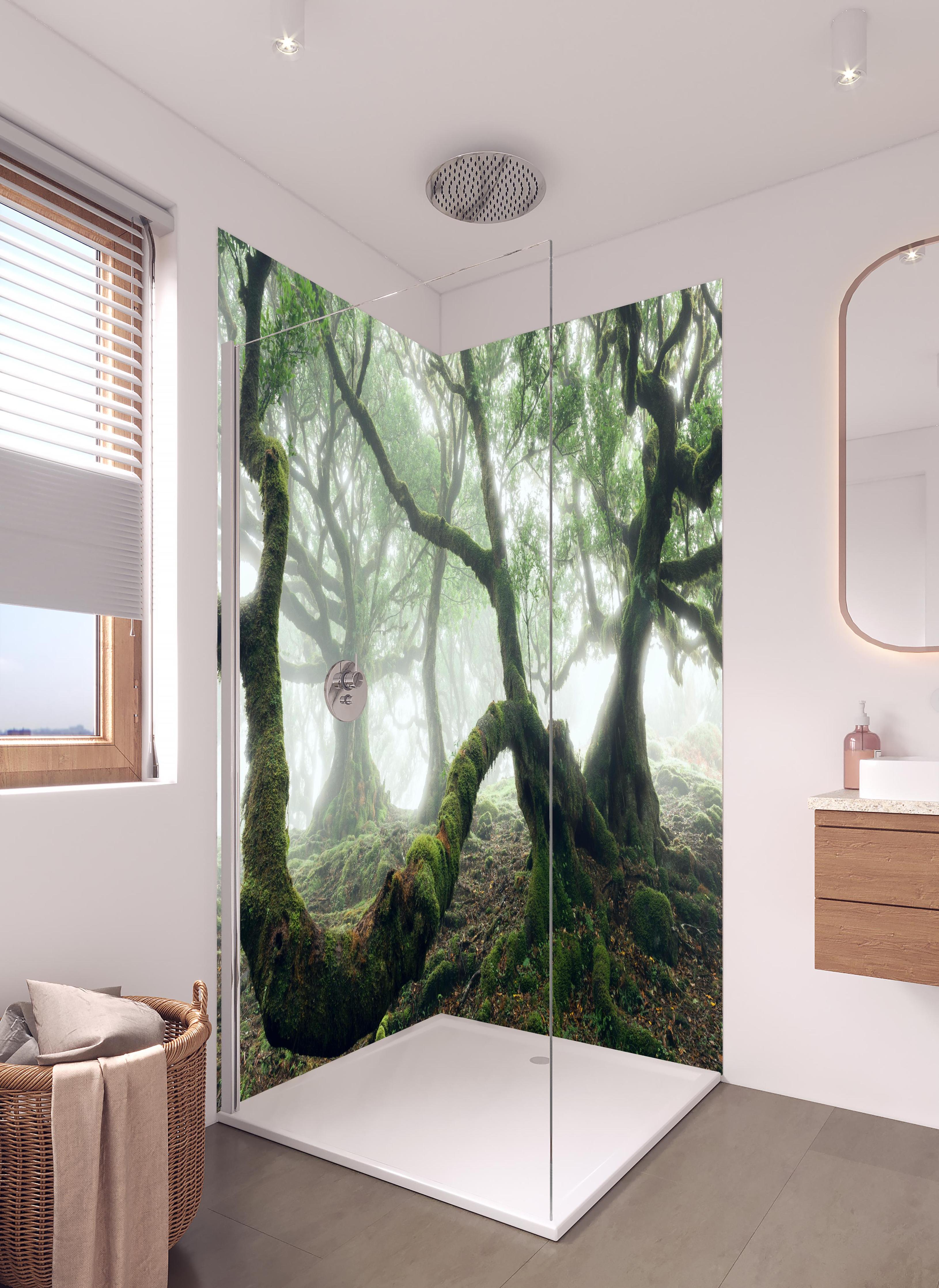 Duschrückwand - Nebeliger, mystischer Wald in hellem Badezimmer mit Regenduschkopf - zweiteilige Eck-Duschrückwand