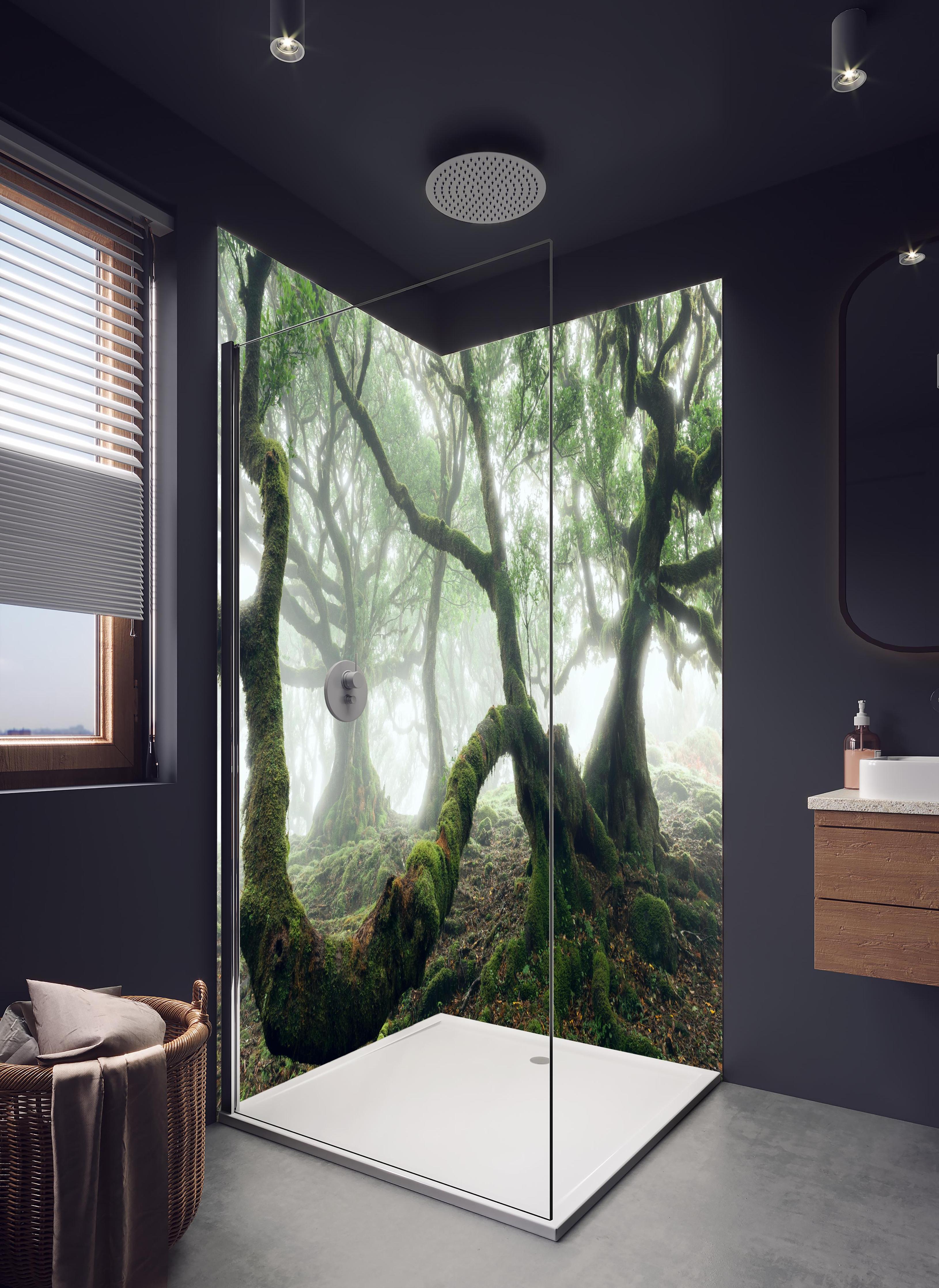 Duschrückwand - Nebeliger, mystischer Wald in hellem Badezimmer mit Regenduschkopf - zweiteilige Eck-Duschrückwand