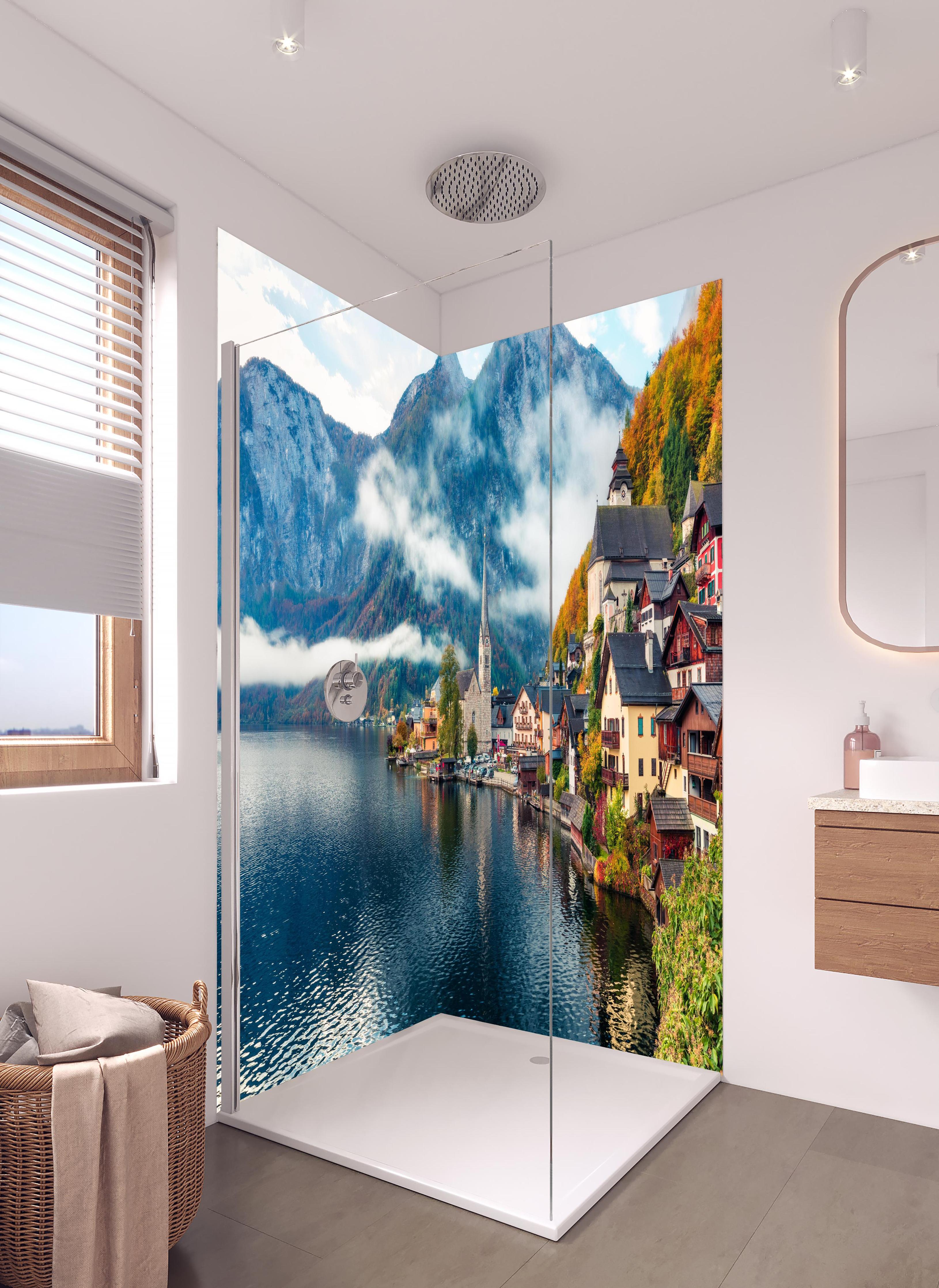 Duschrückwand - Neblige Herbstszene am Hallstätter See in hellem Badezimmer mit Regenduschkopf - zweiteilige Eck-Duschrückwand