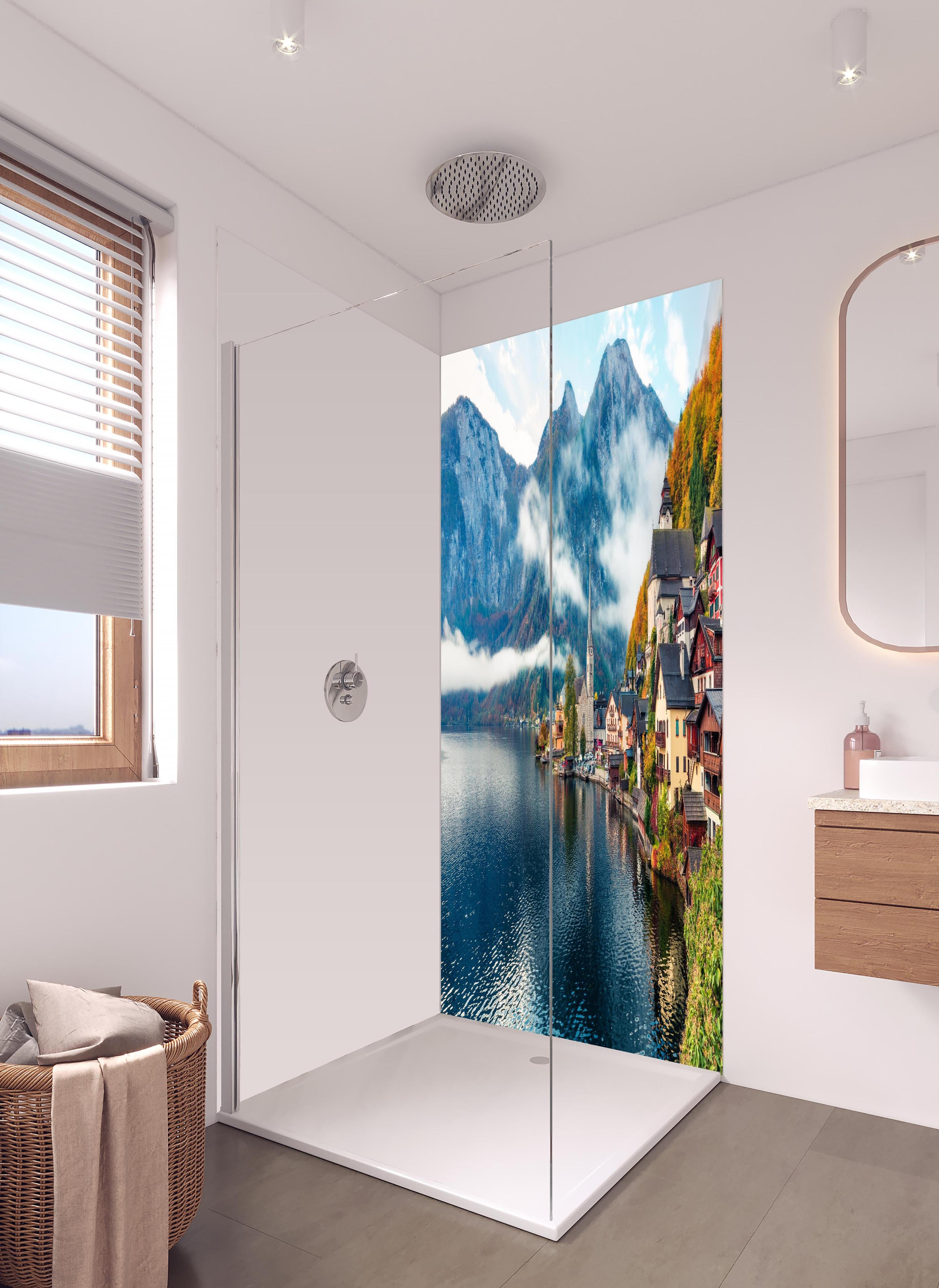 Duschrückwand - Neblige Herbstszene am Hallstätter See in hellem Badezimmer mit Regenduschkopf - zweiteilige Eck-Duschrückwand