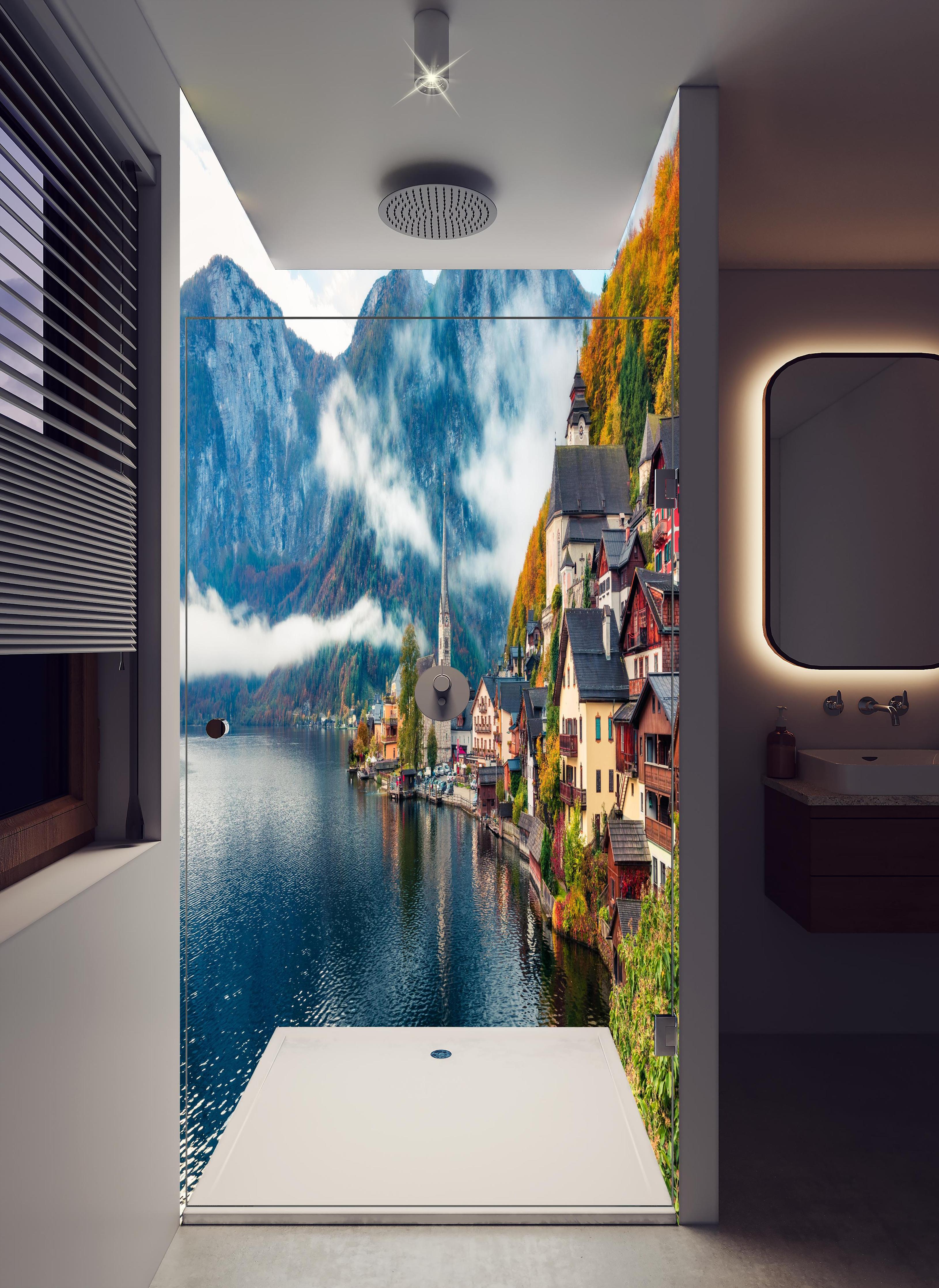 Duschrückwand - Neblige Herbstszene am Hallstätter See in hellem Badezimmer mit Regenduschkopf - zweiteilige Eck-Duschrückwand