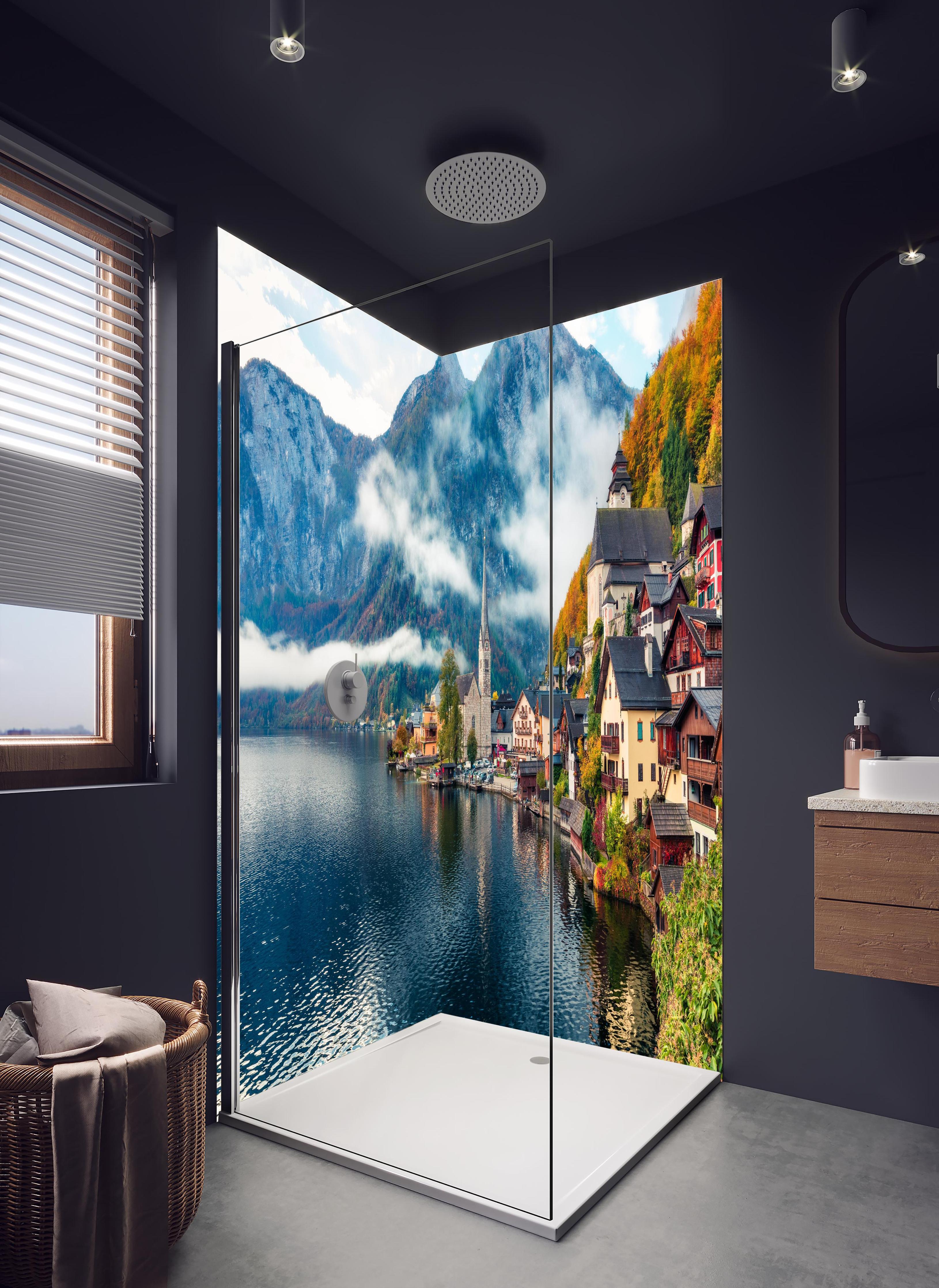 Duschrückwand - Neblige Herbstszene am Hallstätter See in hellem Badezimmer mit Regenduschkopf - zweiteilige Eck-Duschrückwand