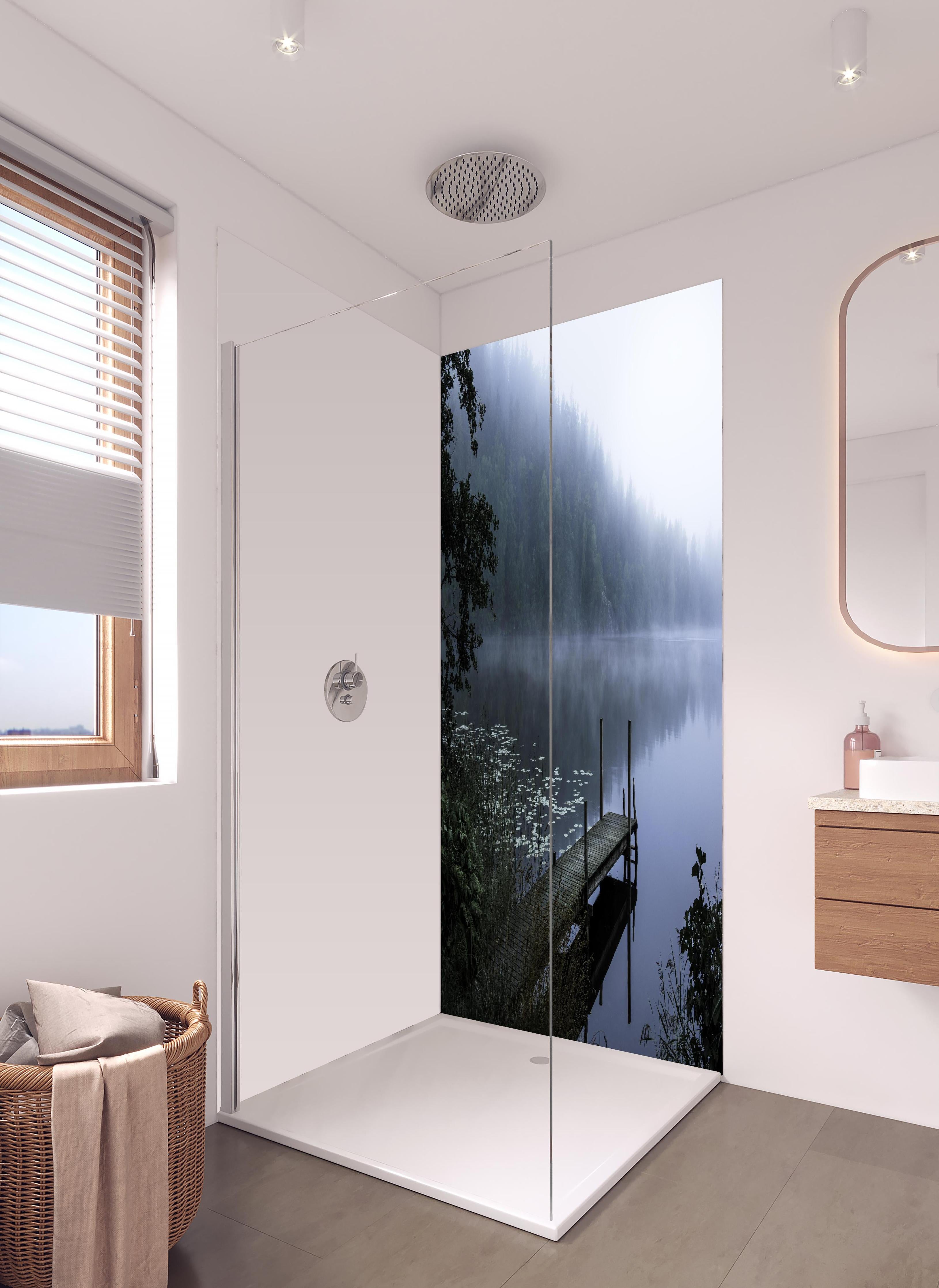 Duschrückwand - Nebliger Morgen in hellem Badezimmer mit Regenduschkopf - zweiteilige Eck-Duschrückwand