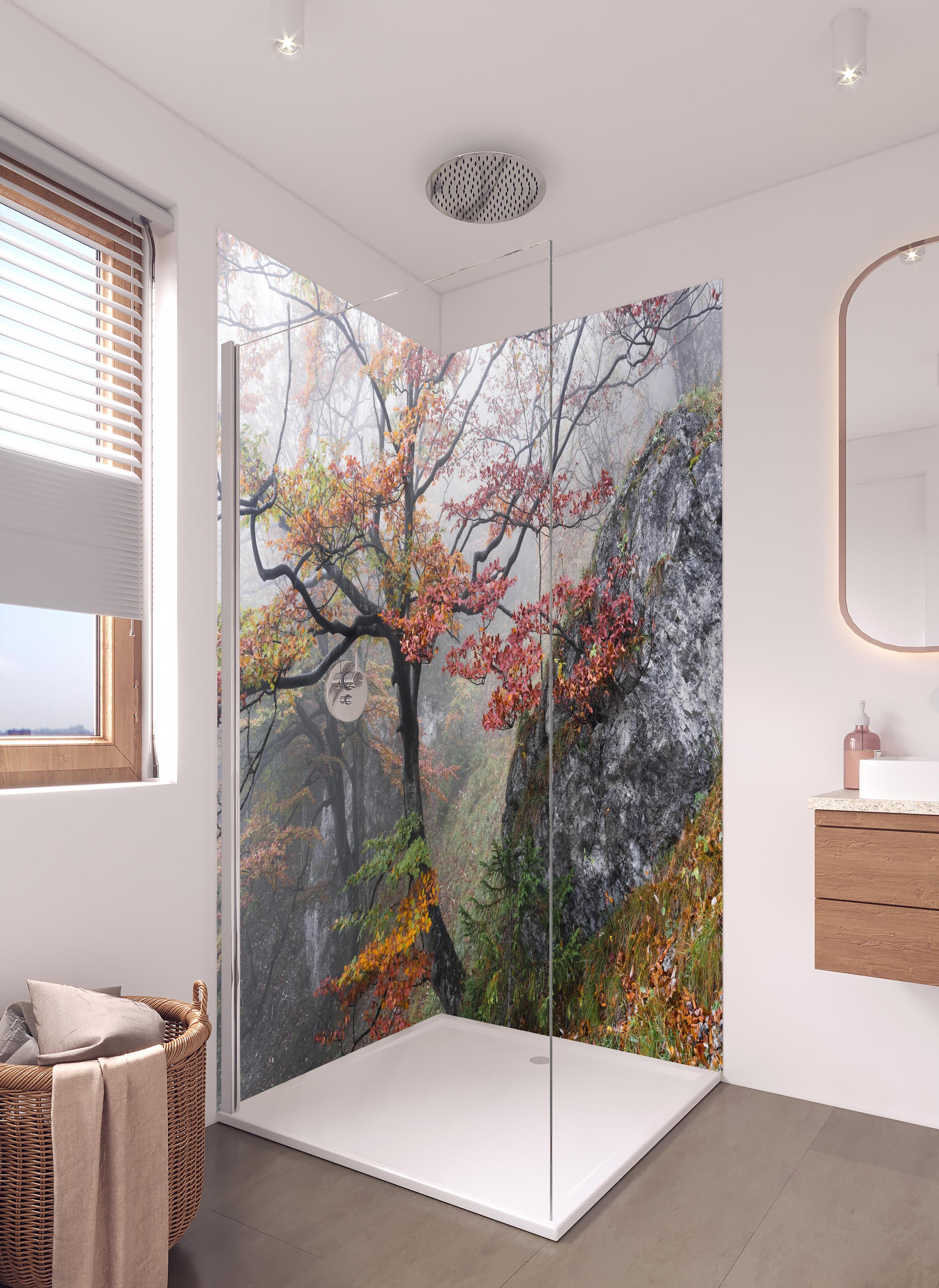 Duschrückwand - Nebliger Wald - Slowakei in hellem Badezimmer mit Regenduschkopf - zweiteilige Eck-Duschrückwand