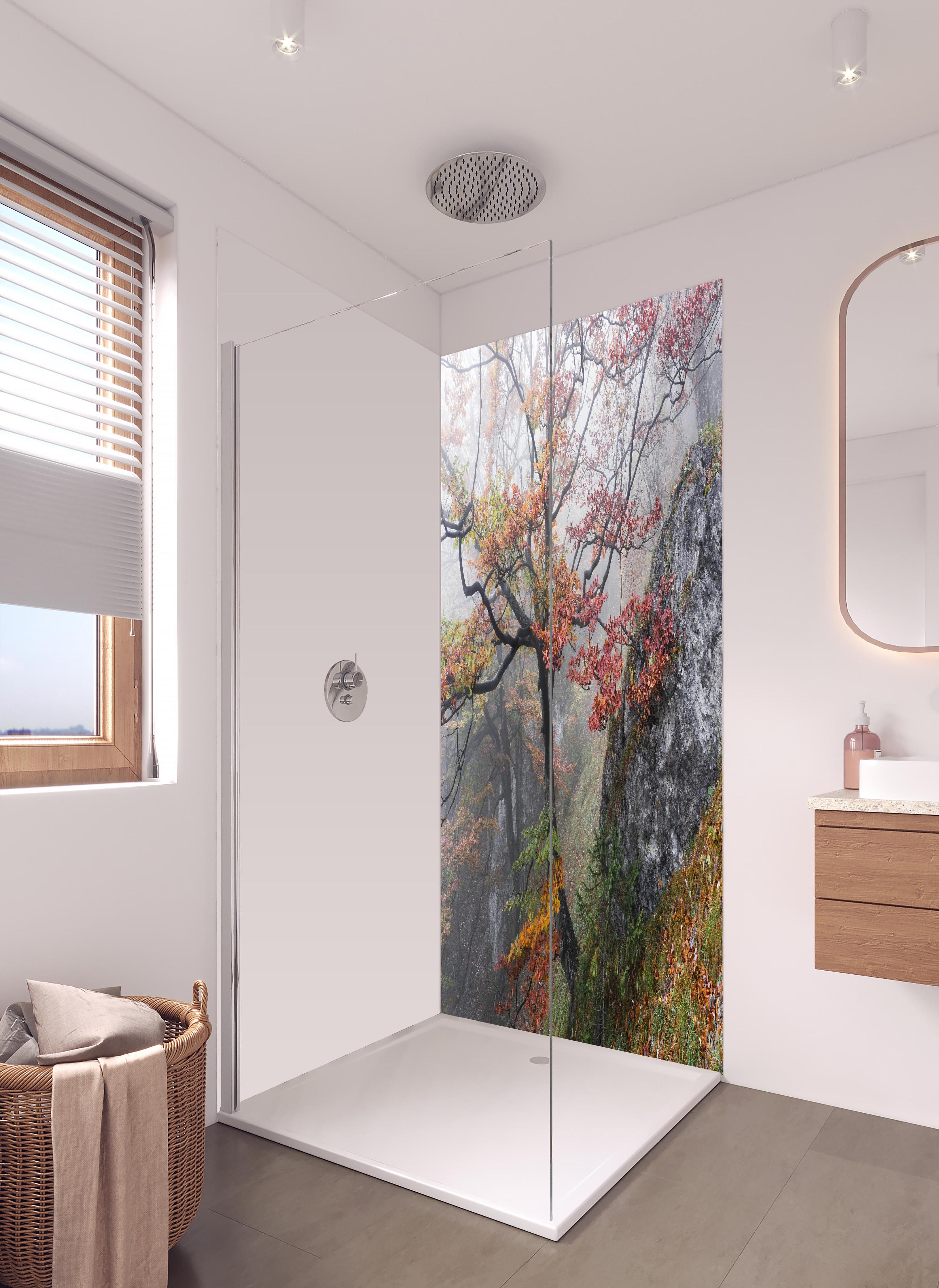 Duschrückwand - Nebliger Wald - Slowakei in hellem Badezimmer mit Regenduschkopf - zweiteilige Eck-Duschrückwand