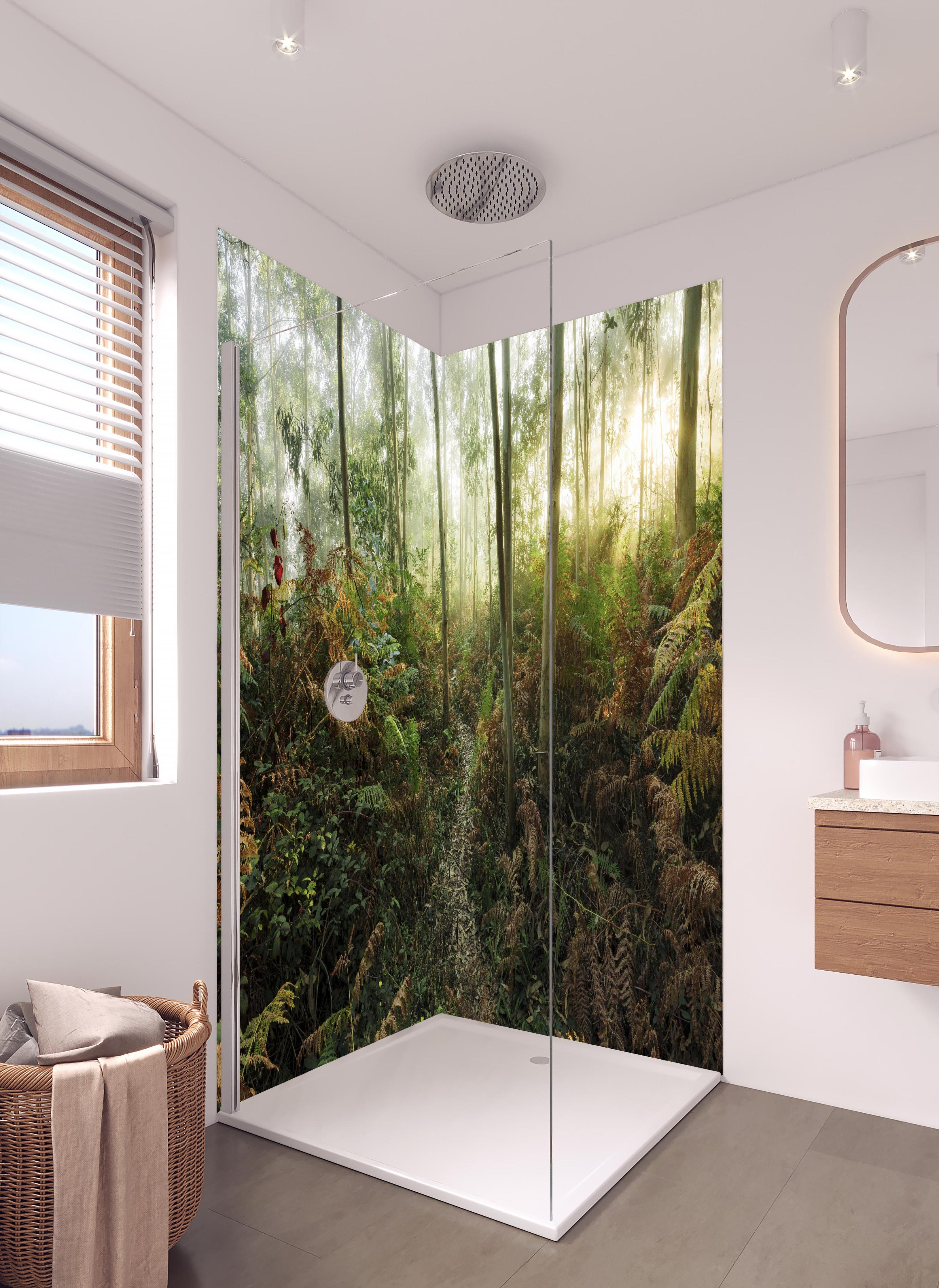 Duschrückwand - Nebliger Wald - Spanien in hellem Badezimmer mit Regenduschkopf - zweiteilige Eck-Duschrückwand