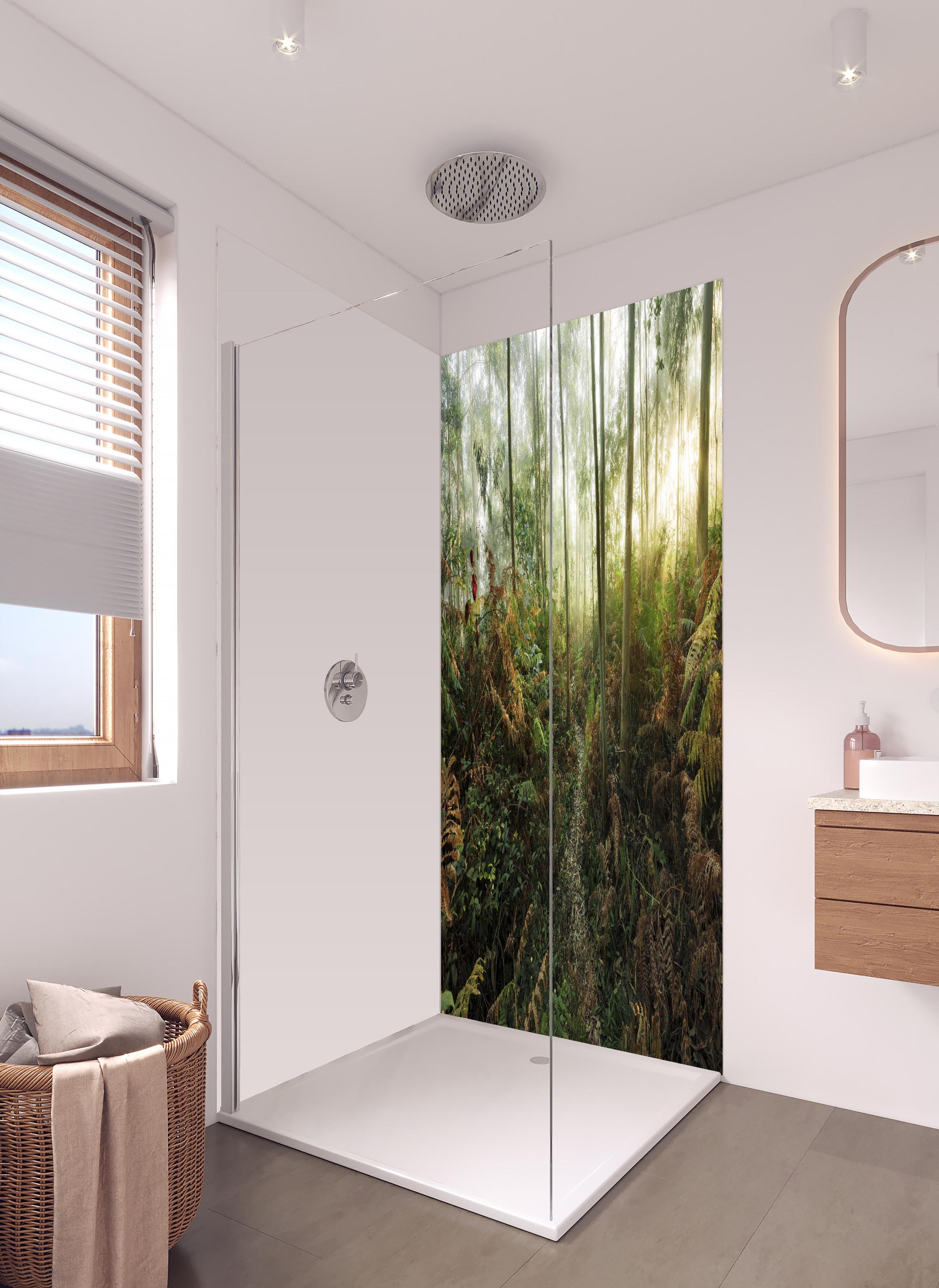 Duschrückwand - Nebliger Wald - Spanien in hellem Badezimmer mit Regenduschkopf - zweiteilige Eck-Duschrückwand