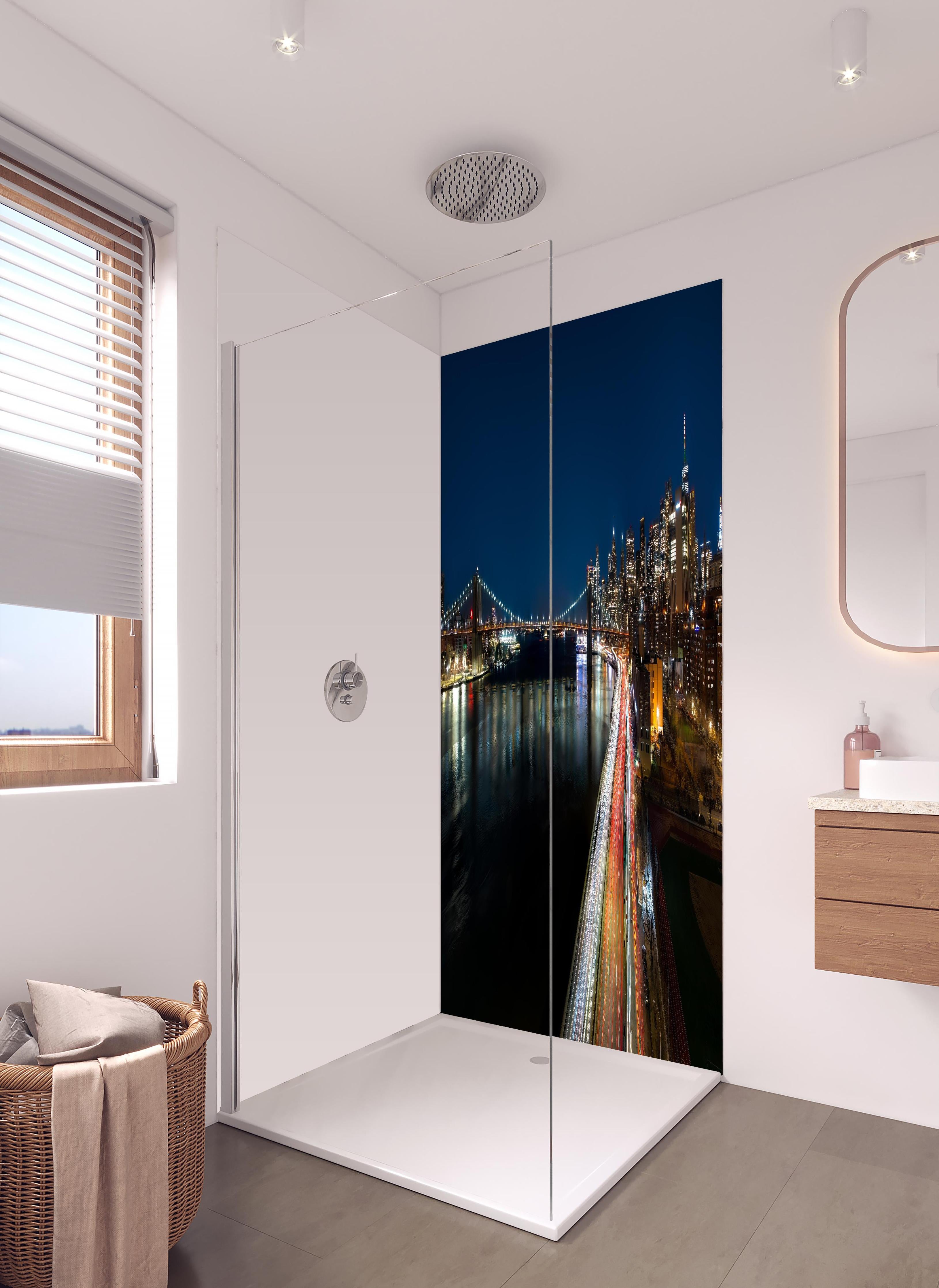 Duschrückwand - New York Light Night in hellem Badezimmer mit Regenduschkopf - zweiteilige Eck-Duschrückwand