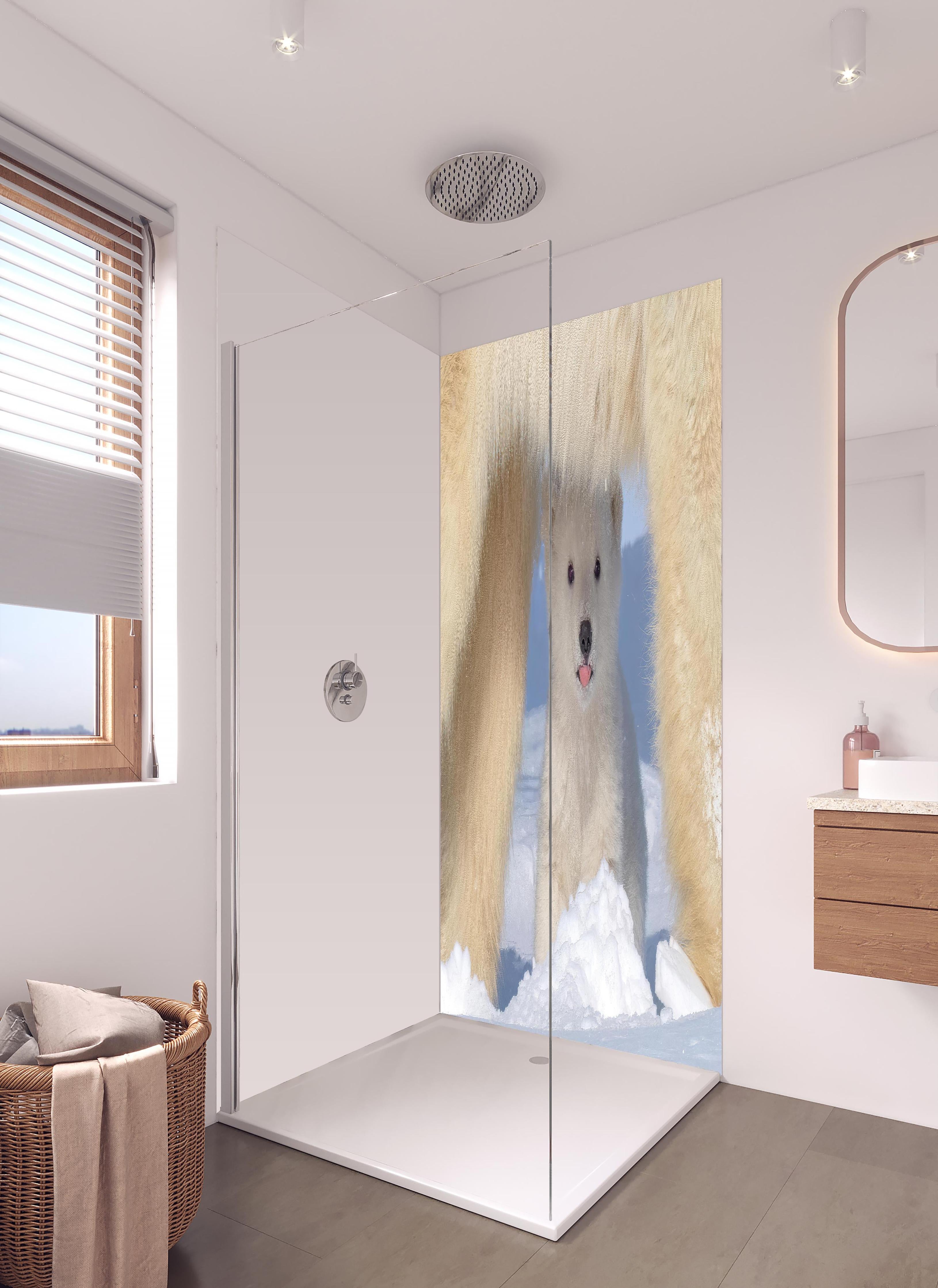 Duschrückwand - Niedliches Jungtier - Eisbär in hellem Badezimmer mit Regenduschkopf - zweiteilige Eck-Duschrückwand