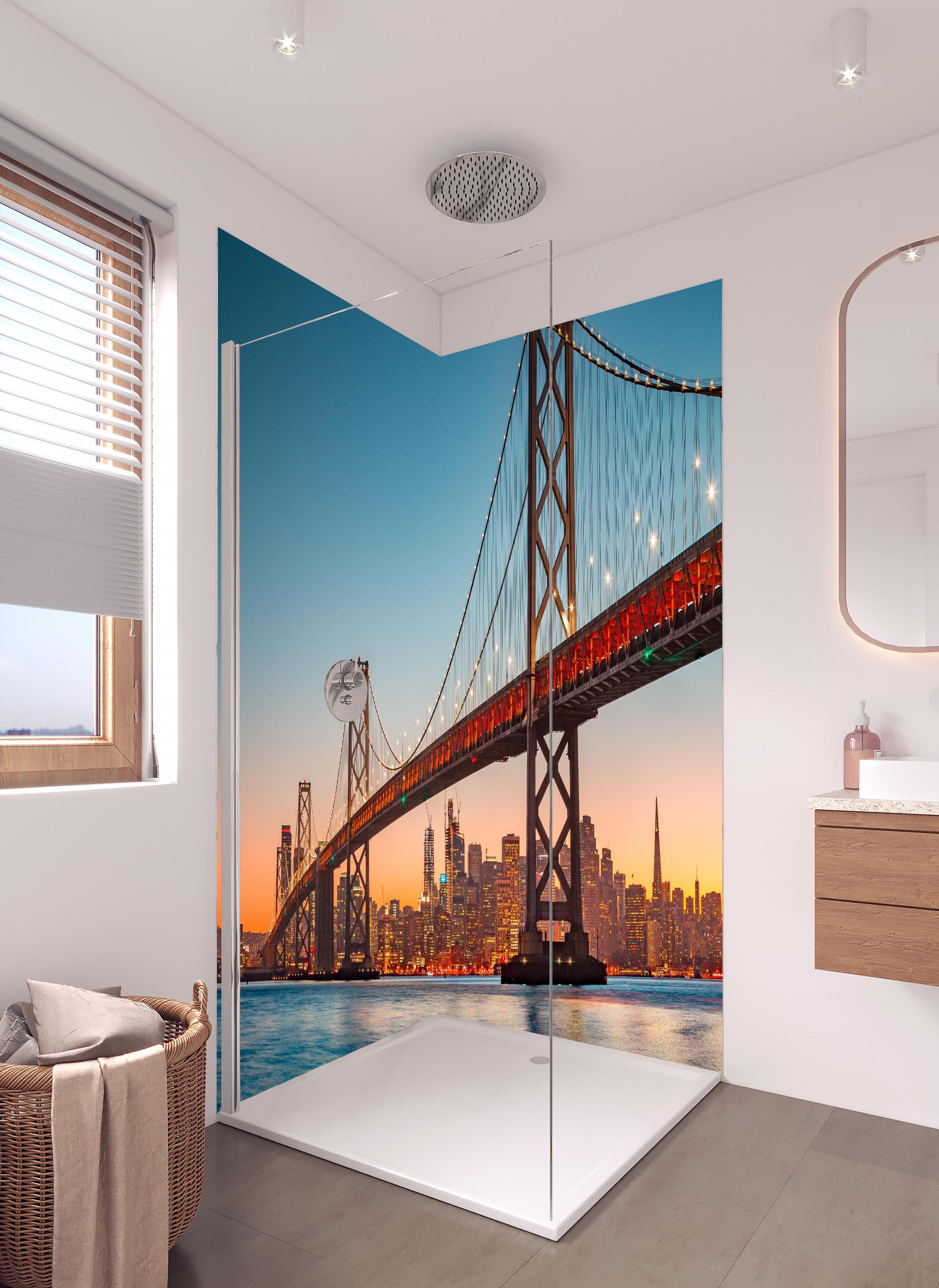 Duschrückwand - Oakland Bay Bridge bei Abendsonne in hellem Badezimmer mit Regenduschkopf - zweiteilige Eck-Duschrückwand