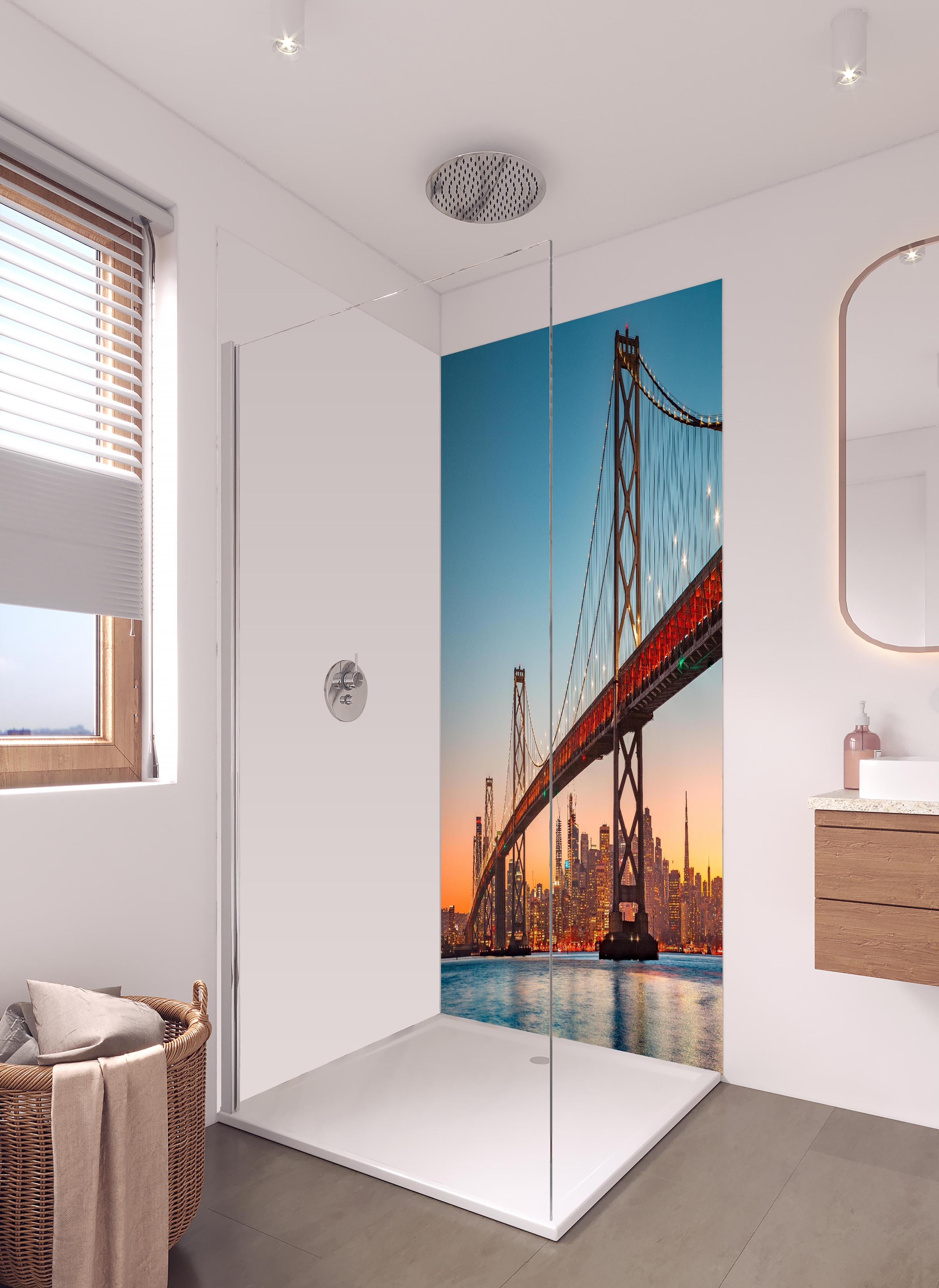 Duschrückwand - Oakland Bay Bridge bei Abendsonne in hellem Badezimmer mit Regenduschkopf - zweiteilige Eck-Duschrückwand