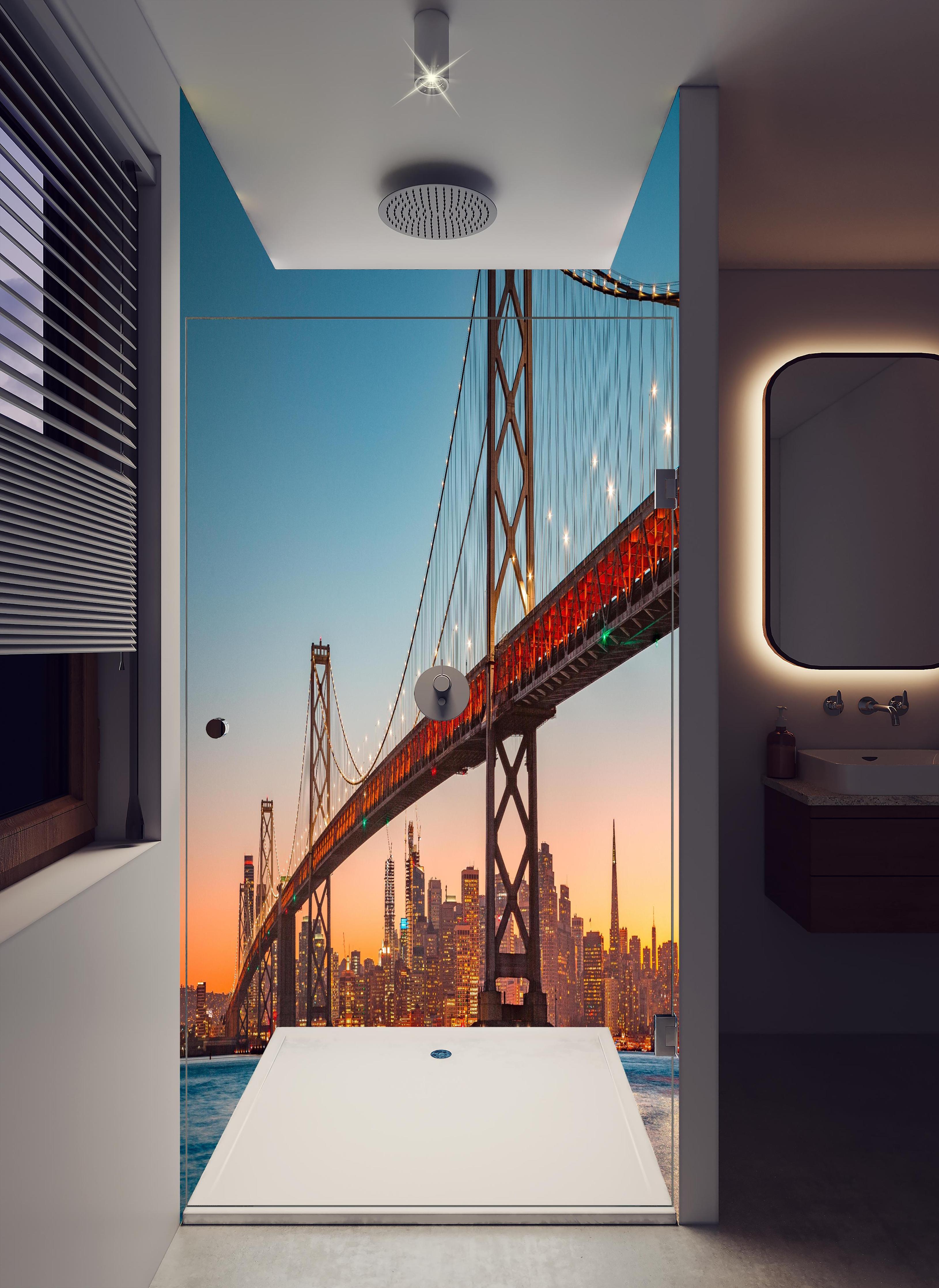 Duschrückwand - Oakland Bay Bridge bei Abendsonne in hellem Badezimmer mit Regenduschkopf - zweiteilige Eck-Duschrückwand
