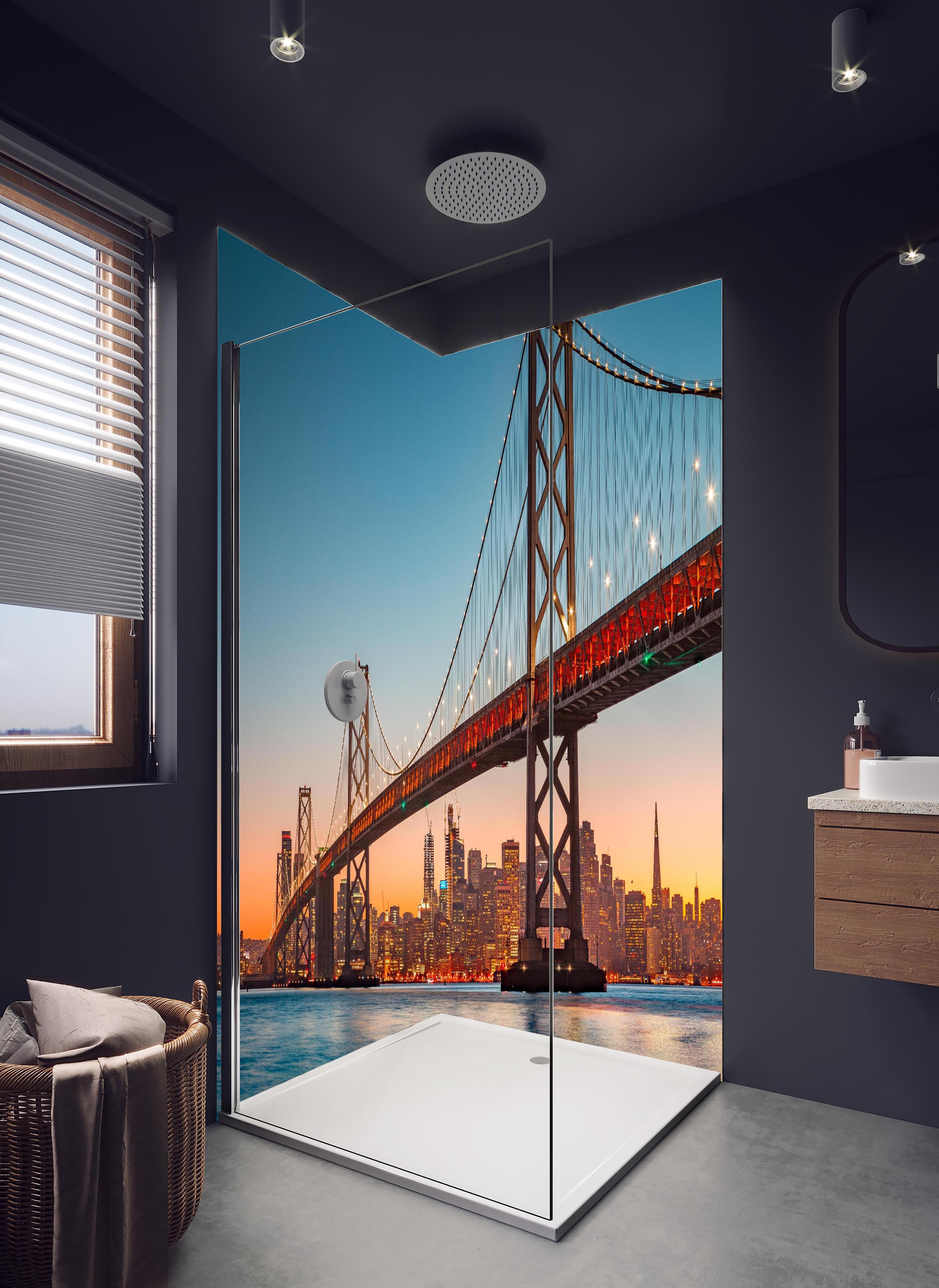 Duschrückwand - Oakland Bay Bridge bei Abendsonne in hellem Badezimmer mit Regenduschkopf - zweiteilige Eck-Duschrückwand
