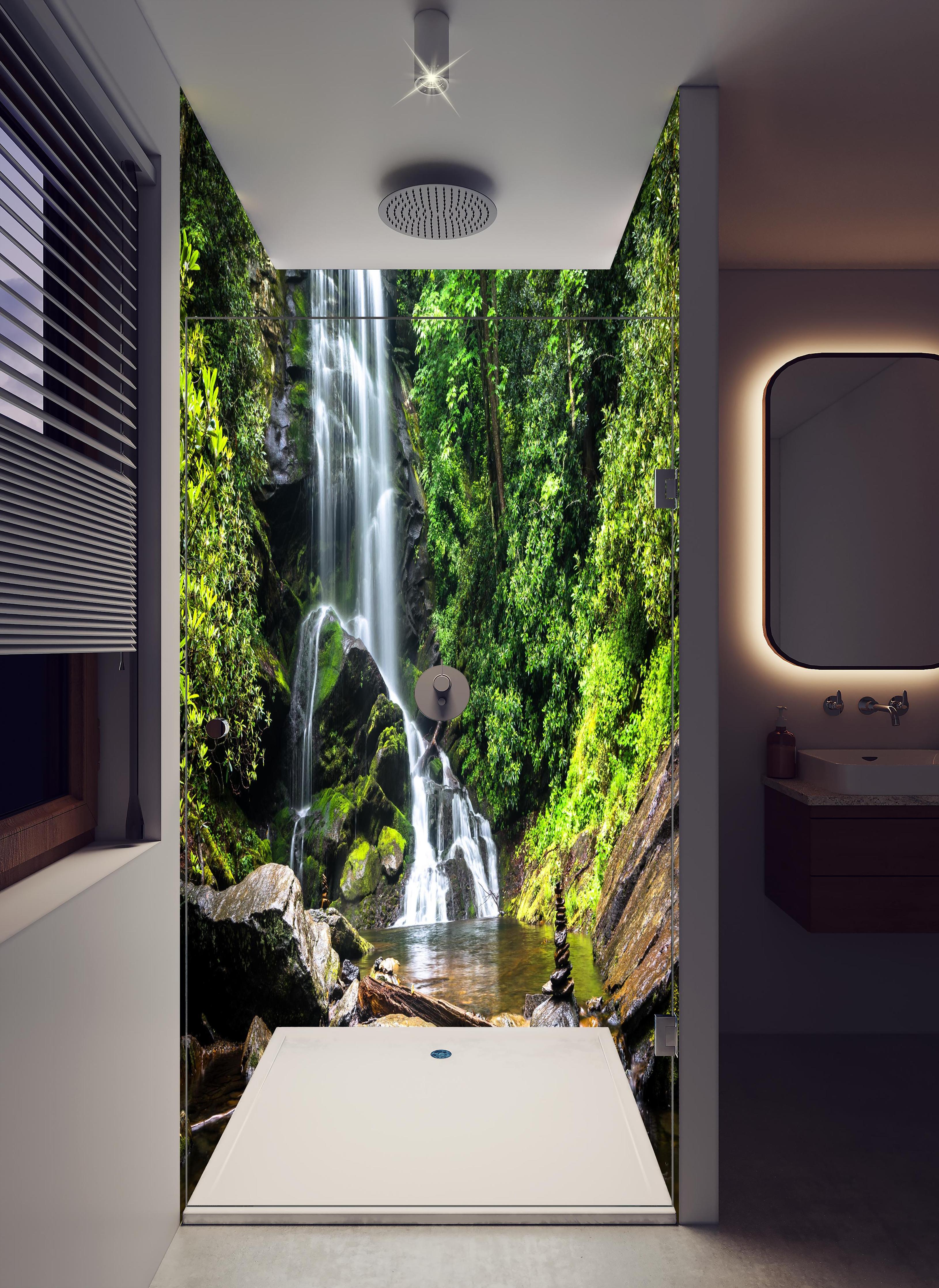 Duschrückwand - Obere Catabwa-Fälle in Pisgah in hellem Badezimmer mit Regenduschkopf - zweiteilige Eck-Duschrückwand