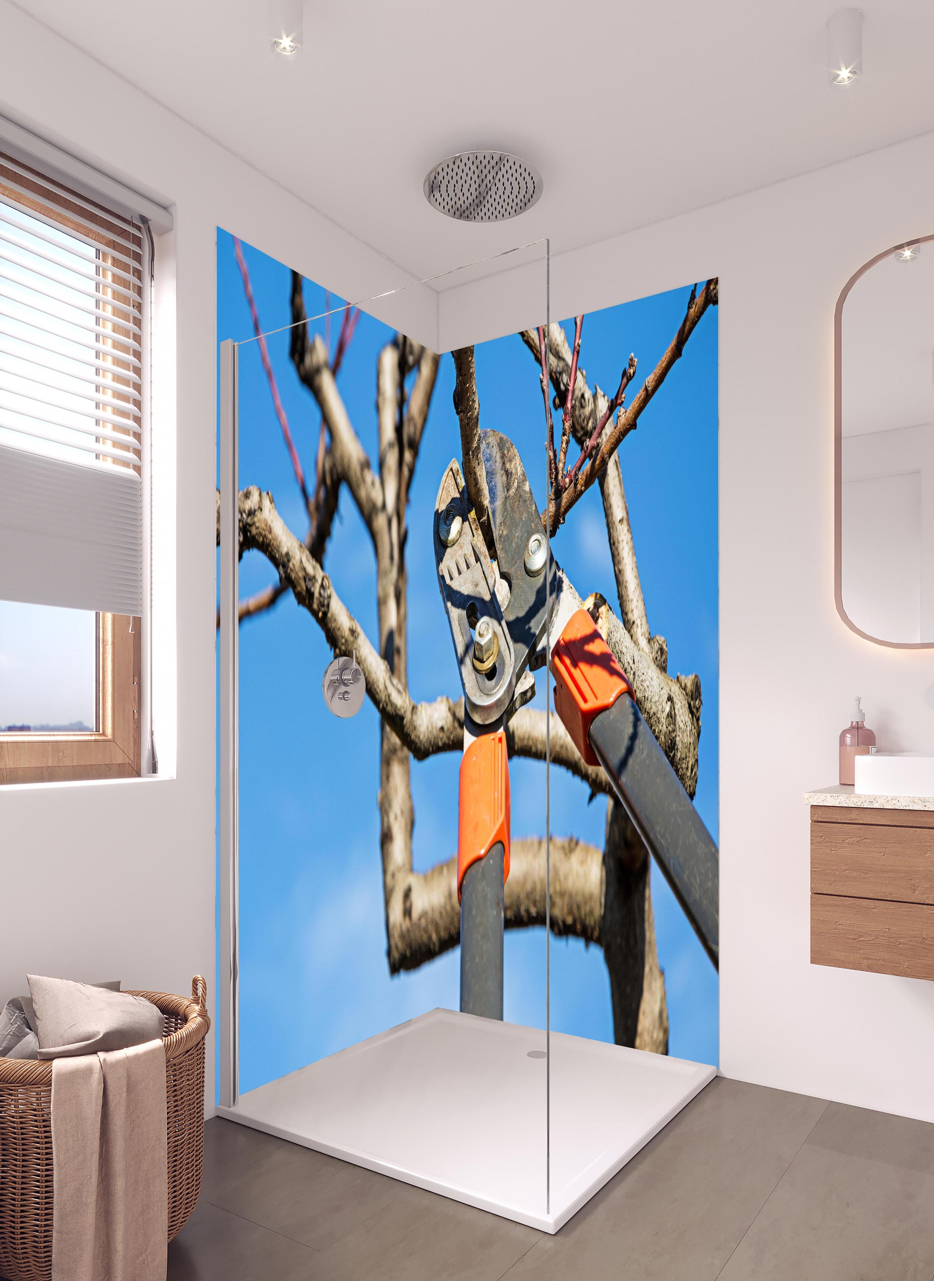 Duschrückwand - Obstbaums - Gartenschere in hellem Badezimmer mit Regenduschkopf - zweiteilige Eck-Duschrückwand