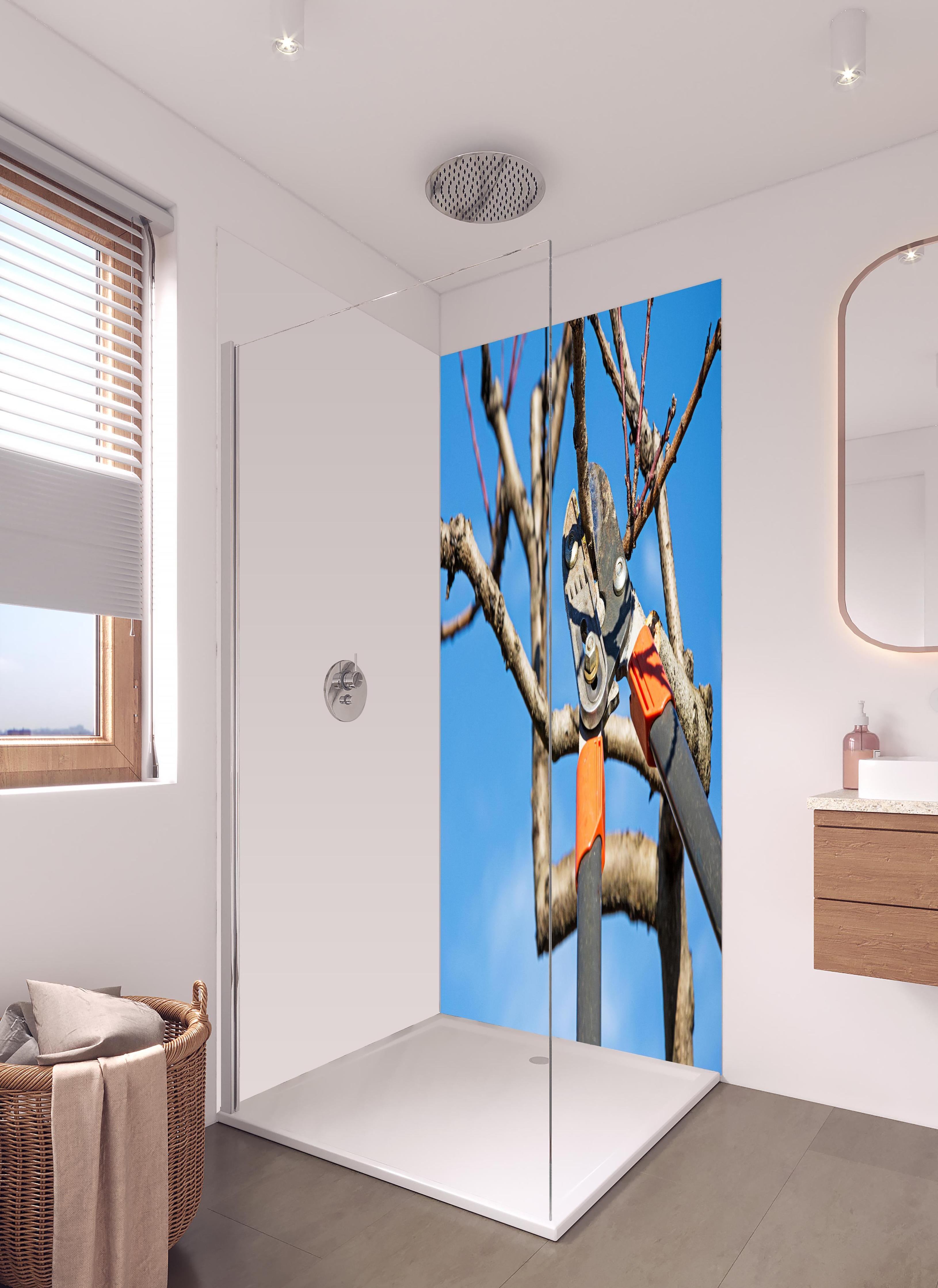 Duschrückwand - Obstbaums - Gartenschere in hellem Badezimmer mit Regenduschkopf - zweiteilige Eck-Duschrückwand