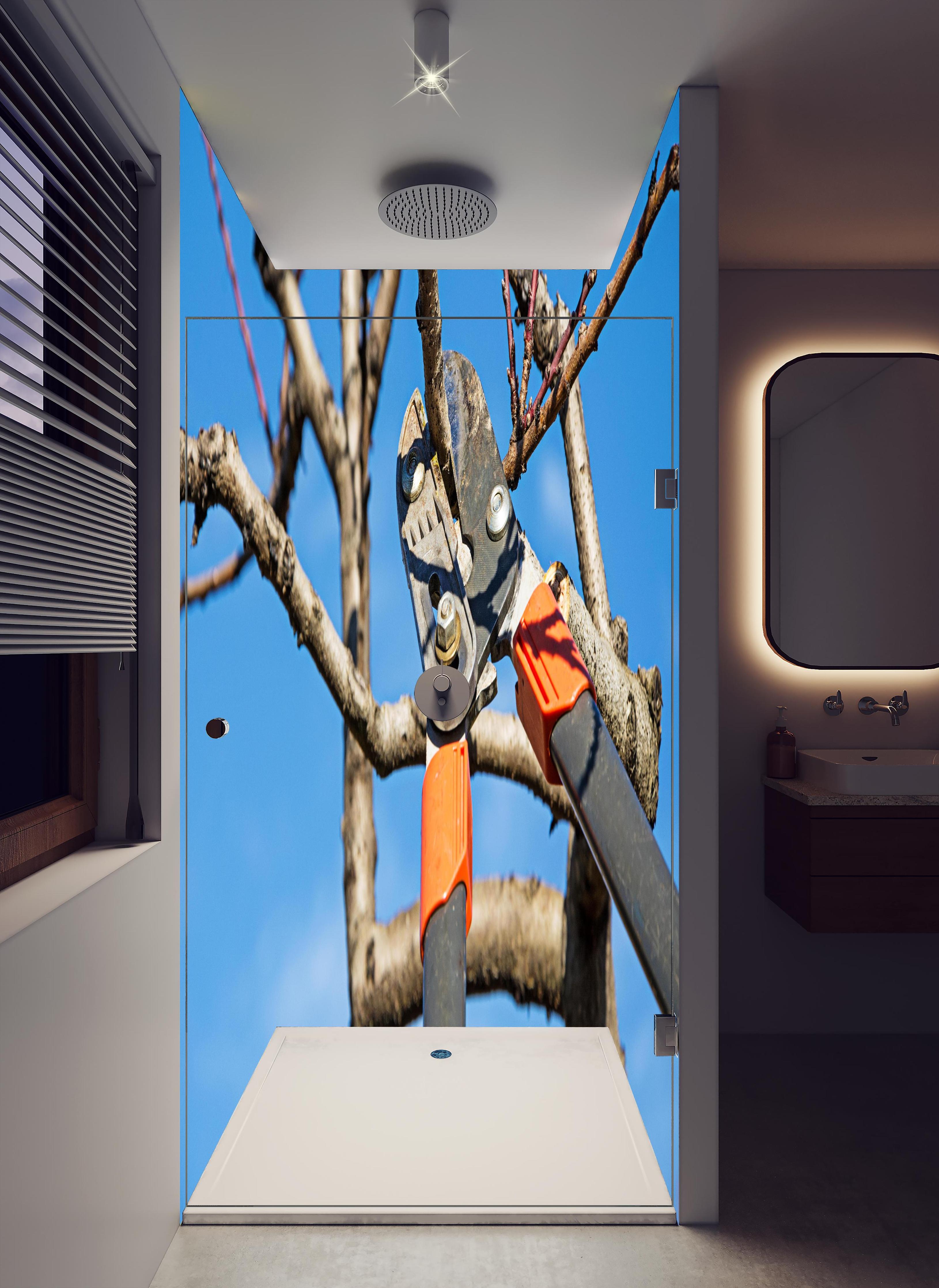 Duschrückwand - Obstbaums - Gartenschere in hellem Badezimmer mit Regenduschkopf - zweiteilige Eck-Duschrückwand