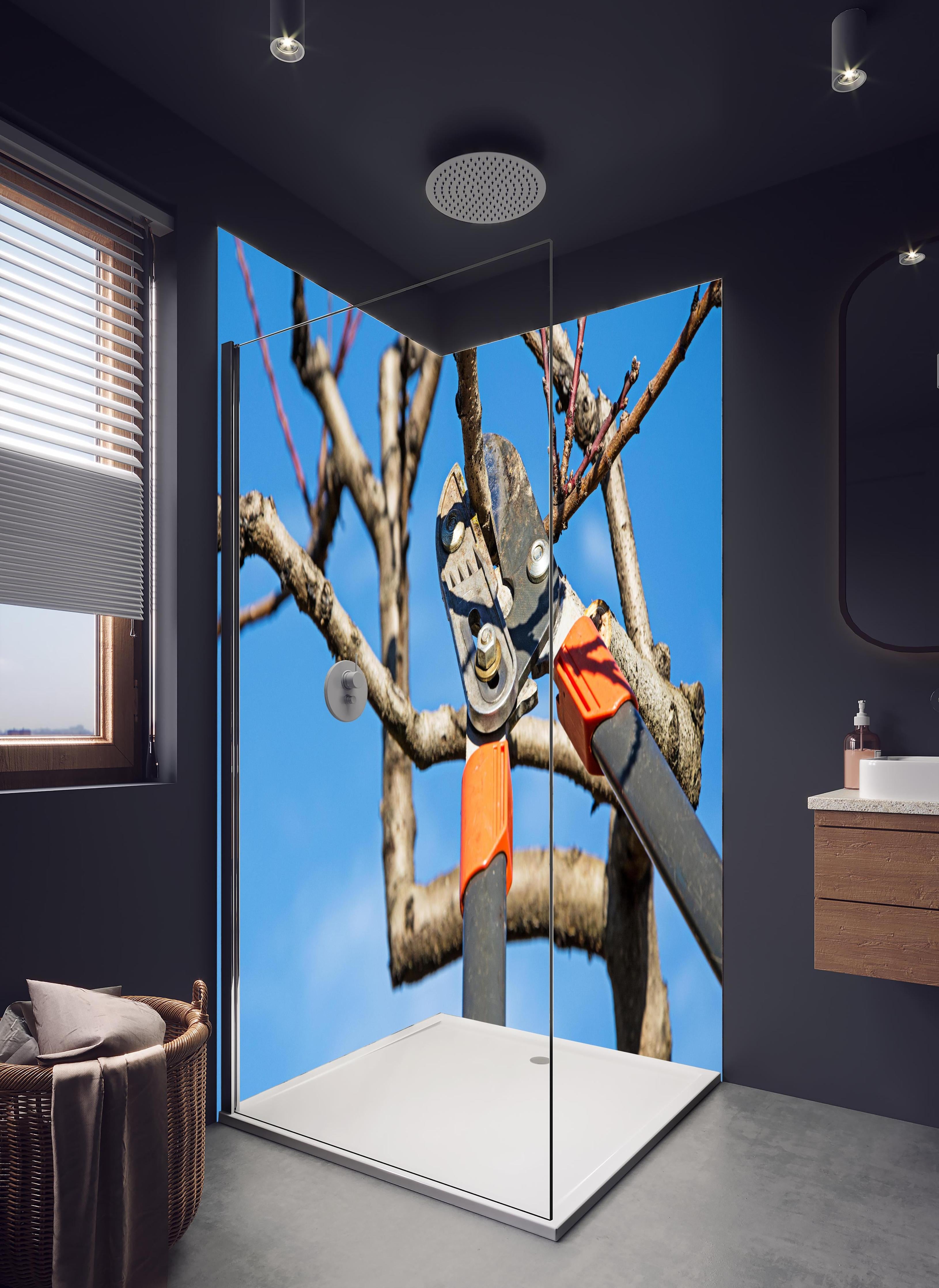 Duschrückwand - Obstbaums - Gartenschere in hellem Badezimmer mit Regenduschkopf - zweiteilige Eck-Duschrückwand