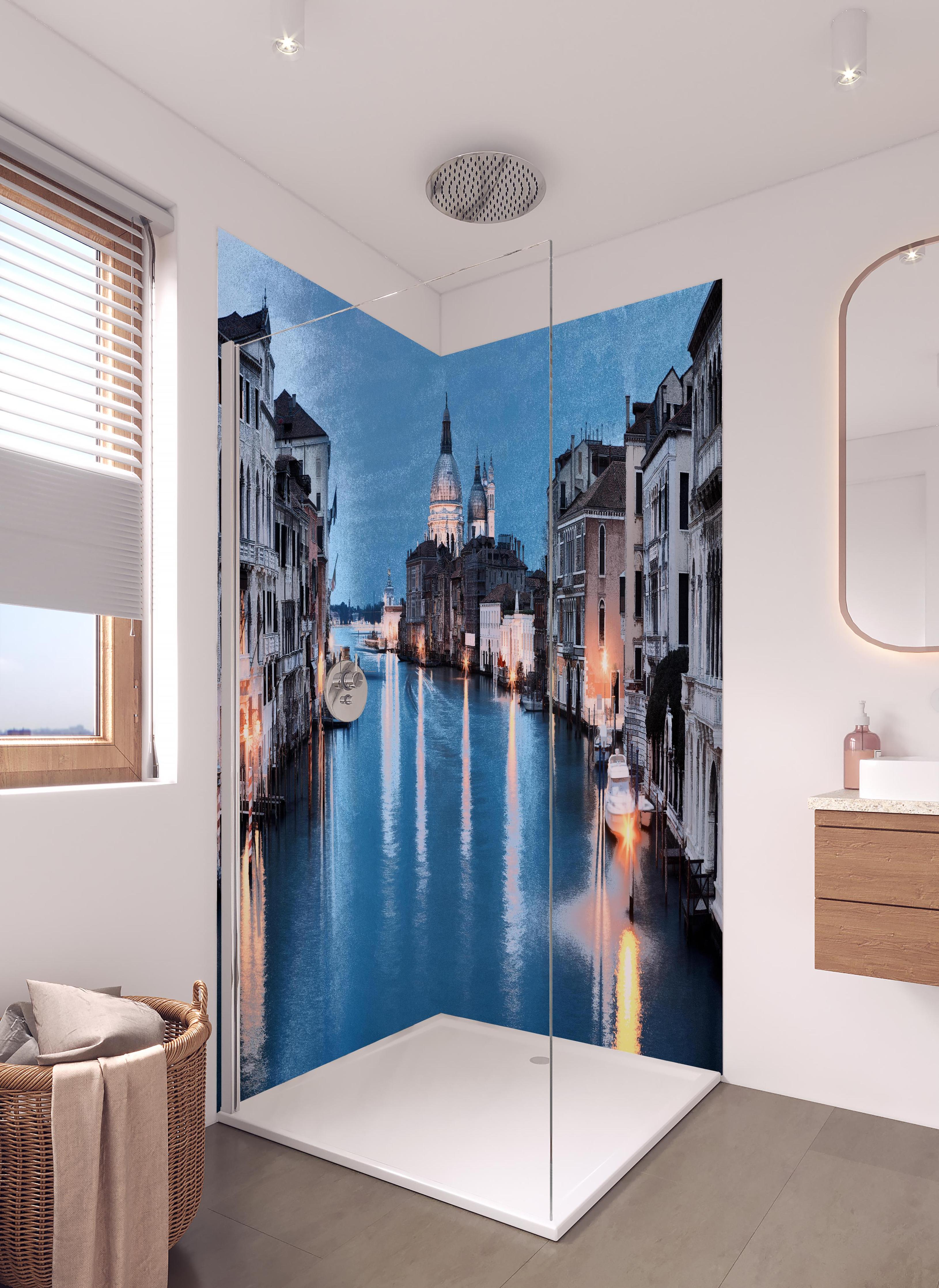 Duschrückwand - Ölgemäldes des Grand Canal bei Nacht in hellem Badezimmer mit Regenduschkopf - zweiteilige Eck-Duschrückwand