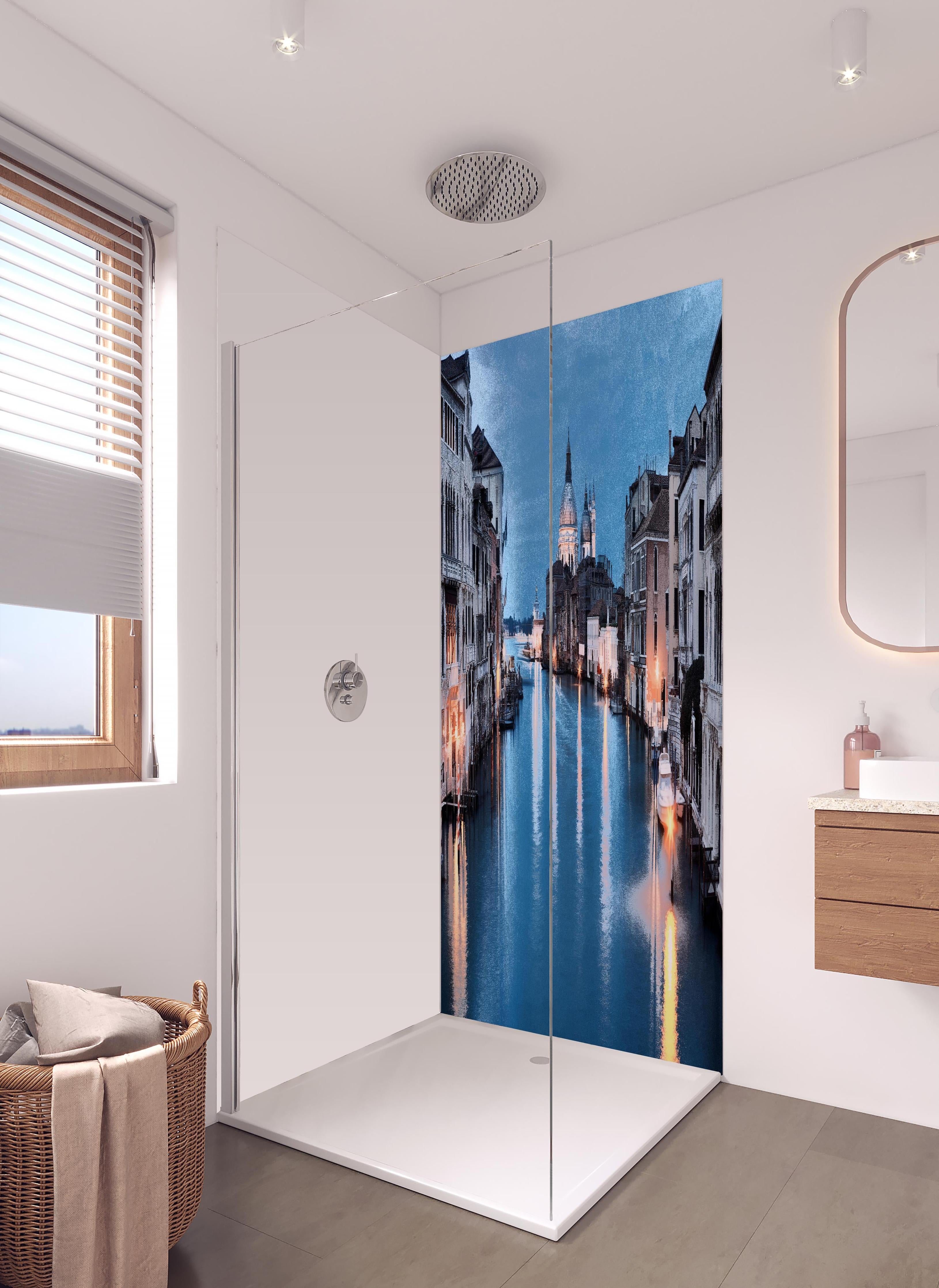 Duschrückwand - Ölgemäldes des Grand Canal bei Nacht in hellem Badezimmer mit Regenduschkopf - zweiteilige Eck-Duschrückwand