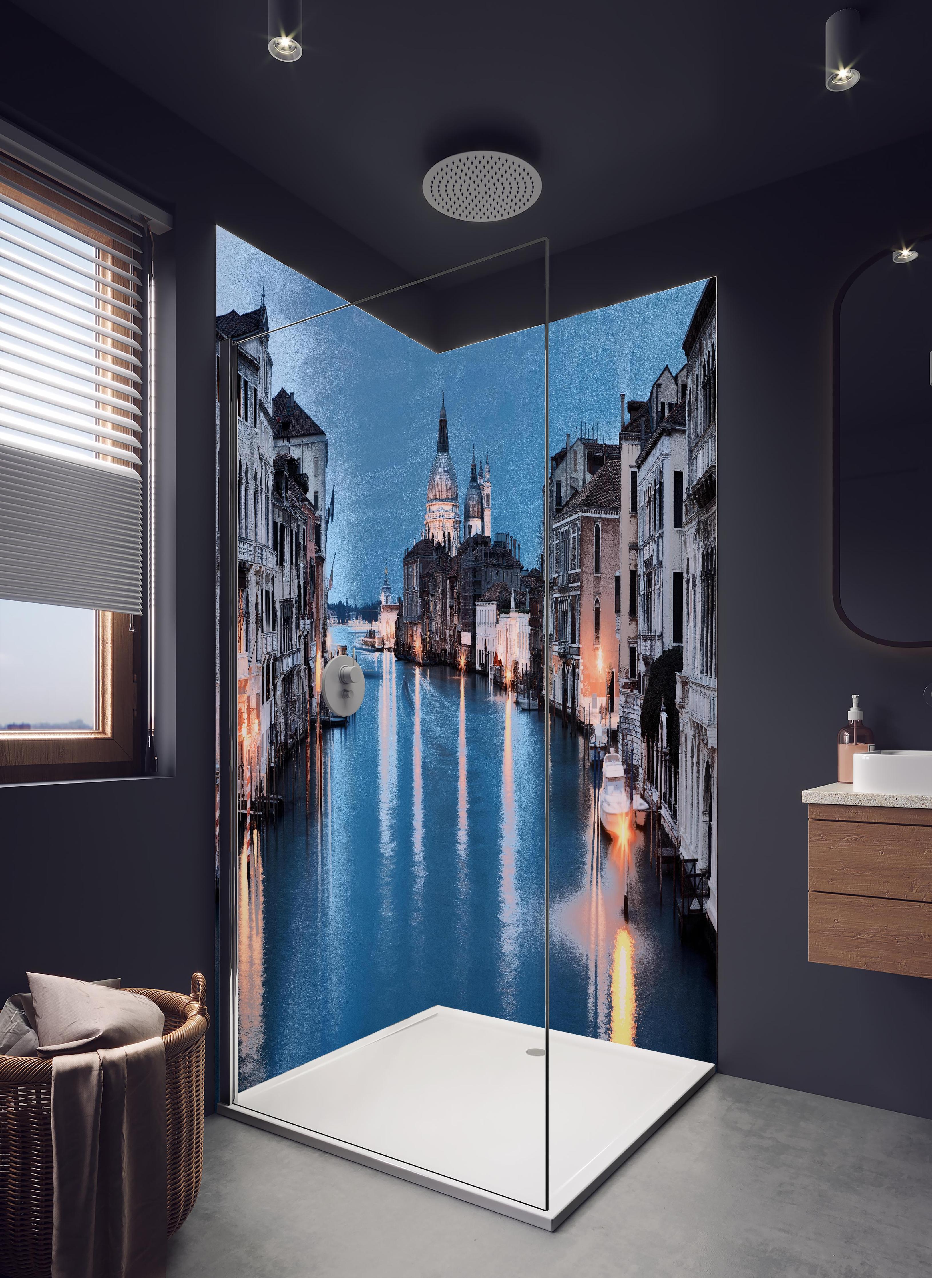 Duschrückwand - Ölgemäldes des Grand Canal bei Nacht in hellem Badezimmer mit Regenduschkopf - zweiteilige Eck-Duschrückwand
