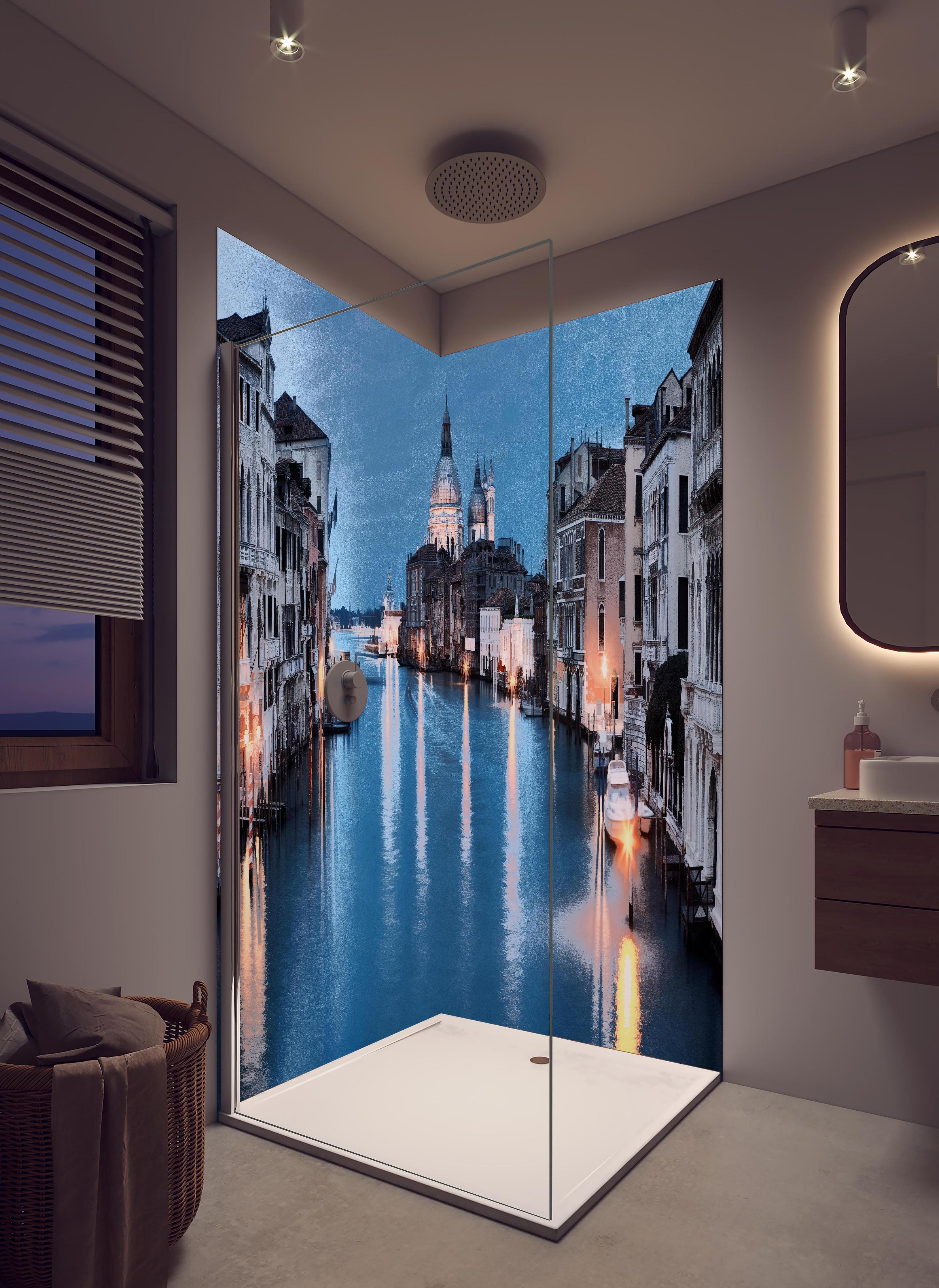 Duschrückwand - Ölgemäldes des Grand Canal bei Nacht in hellem Badezimmer mit Regenduschkopf - zweiteilige Eck-Duschrückwand