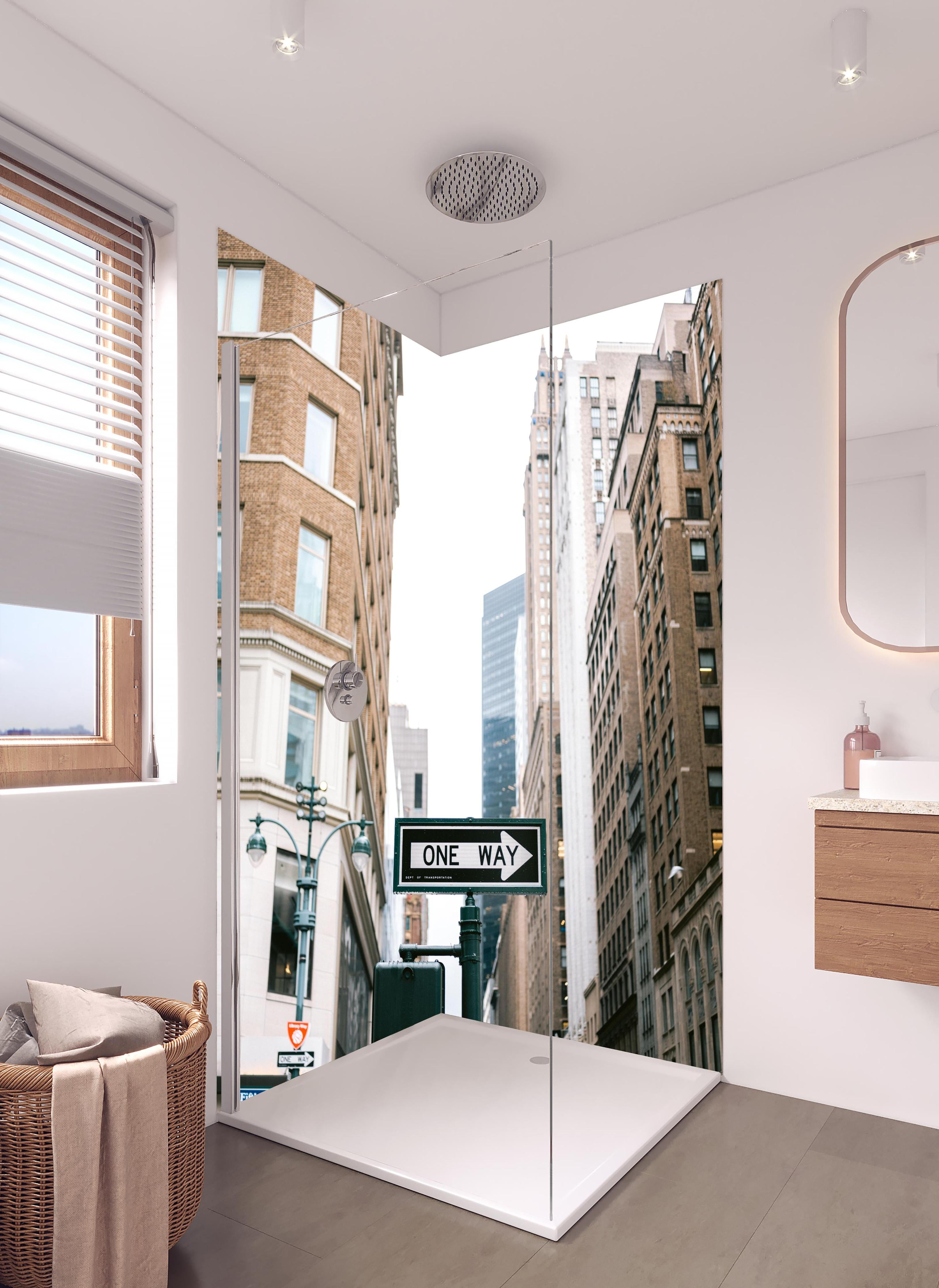 Duschrückwand - One-Way-Straßenschild Fifth Avenue NYC in hellem Badezimmer mit Regenduschkopf - zweiteilige Eck-Duschrückwand