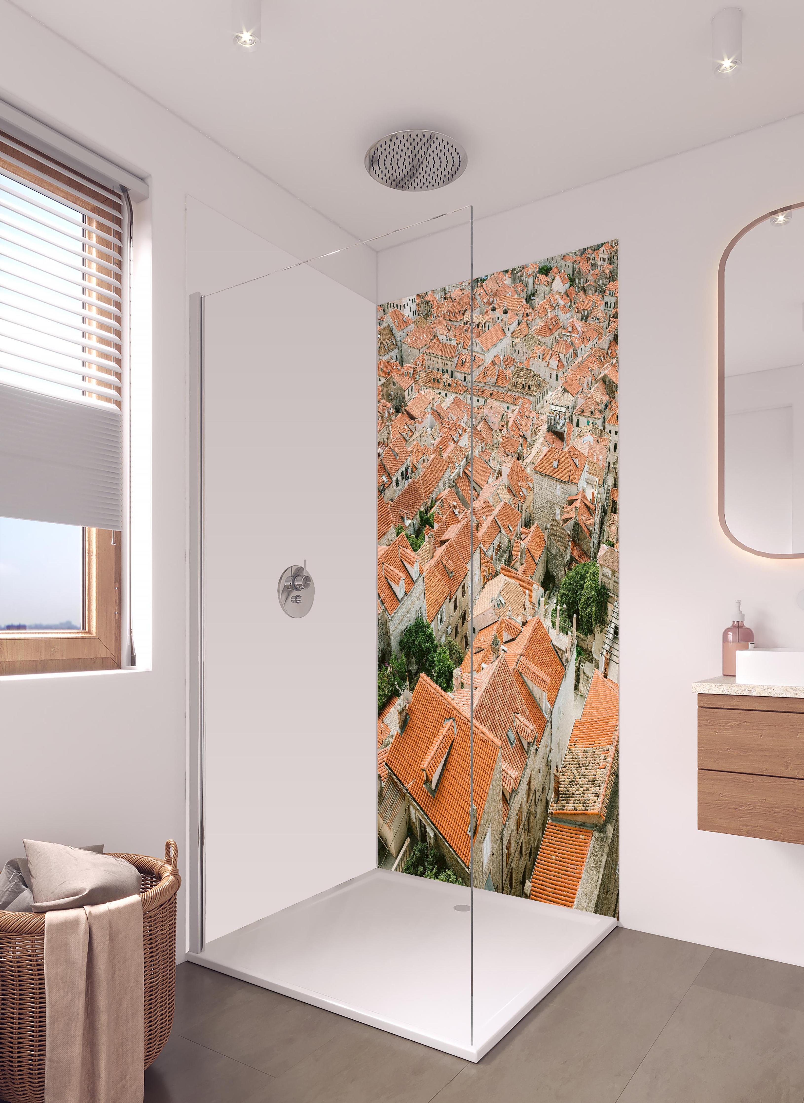 Duschrückwand - Orangefarbene Dächer Altstadt Dubrovnik in hellem Badezimmer mit Regenduschkopf - zweiteilige Eck-Duschrückwand