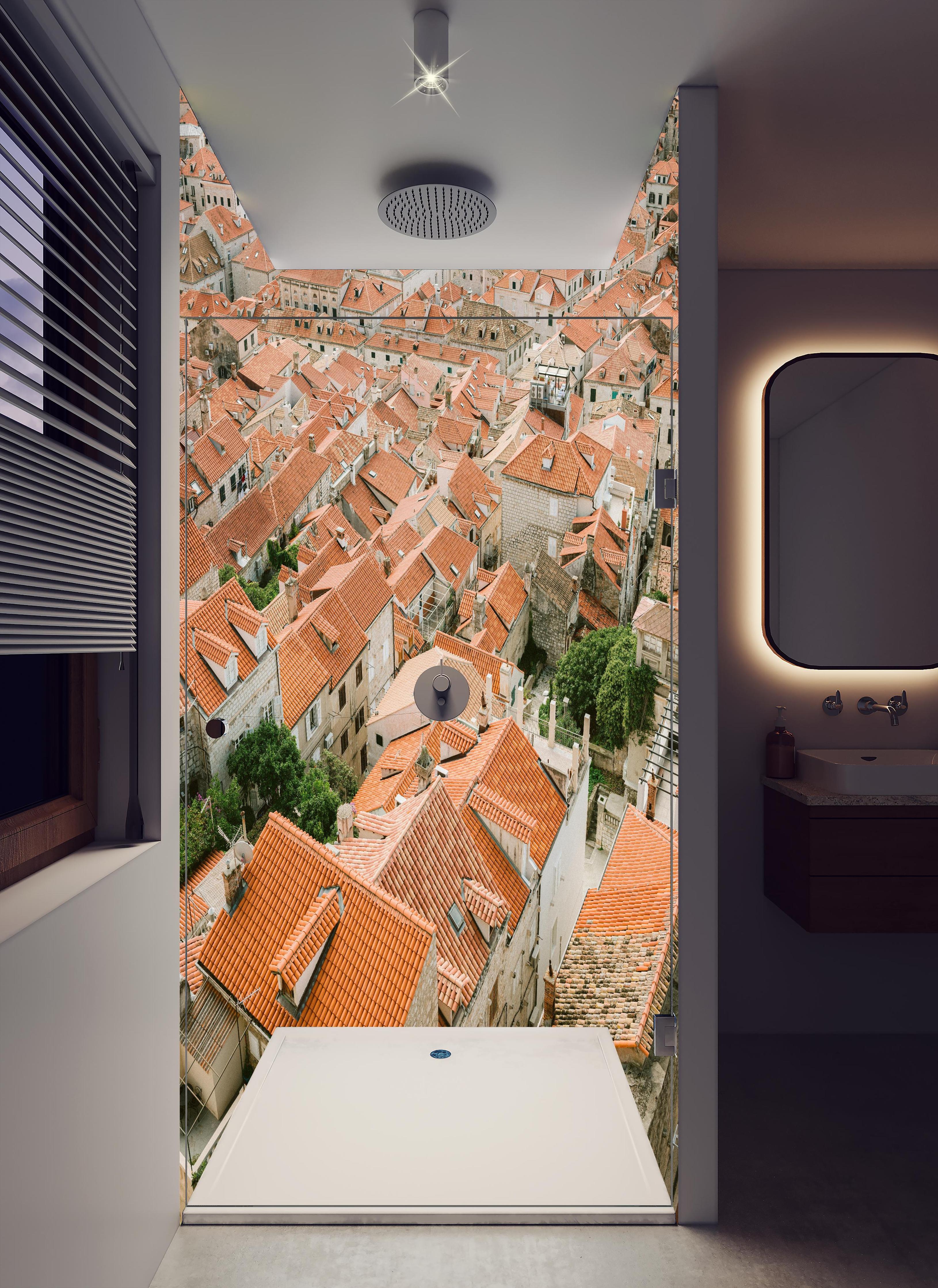 Duschrückwand - Orangefarbene Dächer Altstadt Dubrovnik in hellem Badezimmer mit Regenduschkopf - zweiteilige Eck-Duschrückwand